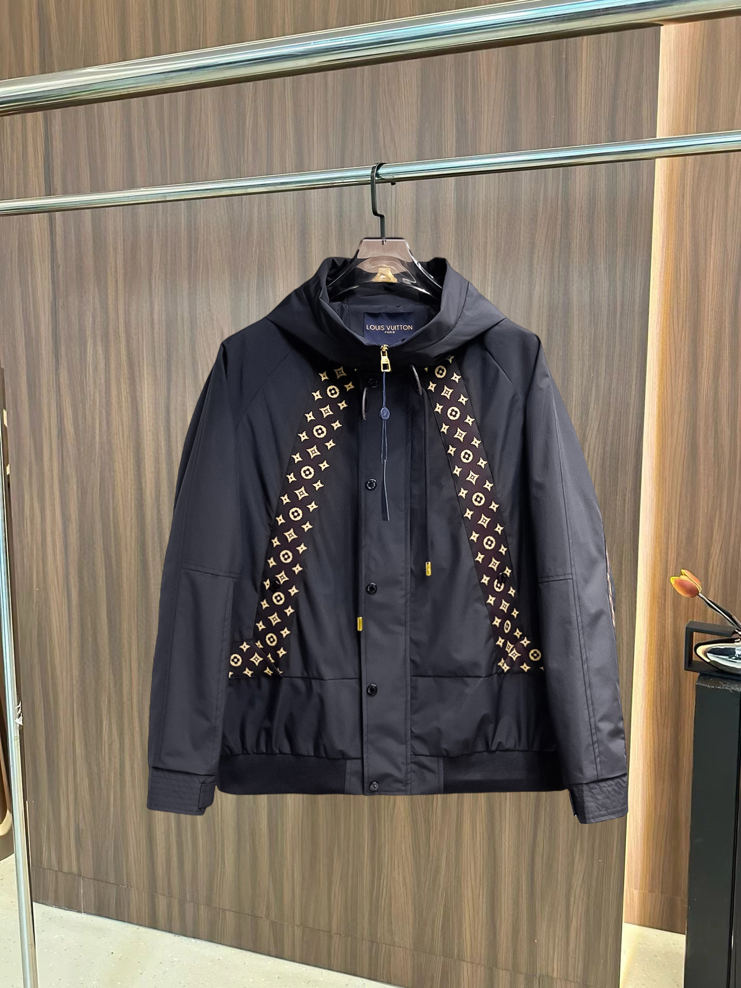 NO:126088,The same model on the official website of LV, complete three standards, released in advance. 2025ss Spring new men's jacket, original three standards, high-end version. Customized counter fabrics, breathable and comfortable, impeccable details, brand elements design concept, reflect high quality. The feel is delicate and soft, presents casual cut, and the upper body style is superb. Number of sizes M~3XL,,,louis vuitton, jackets & coats, jackets & coats, alexander wang19860909LV 官网同款,三标齐全,提前发售 2025ss春季新款男士夹克外套,原单三标齐全高端版本 专柜定制面料 透气舒适度高,细节无可挑剔,品牌元素设计理念,体现高品质.手感细腻柔软 呈现休闲裁剪,上身版型超赞 码数M～3XL,,,louis vuitton,jackets & coats,jackets & coats,alexander wang,Men's clothing