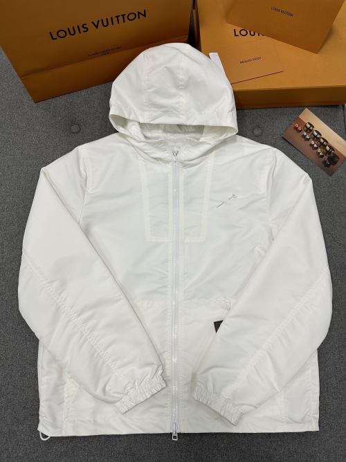 Louis Vuitton Veste à Capuche Blanche, Collection Printemps/Été 2025, Confort Premium 1 Louis Vuitton Veste à Capuche Blanche, Collection Printemps/Été 2025, Confort Premium