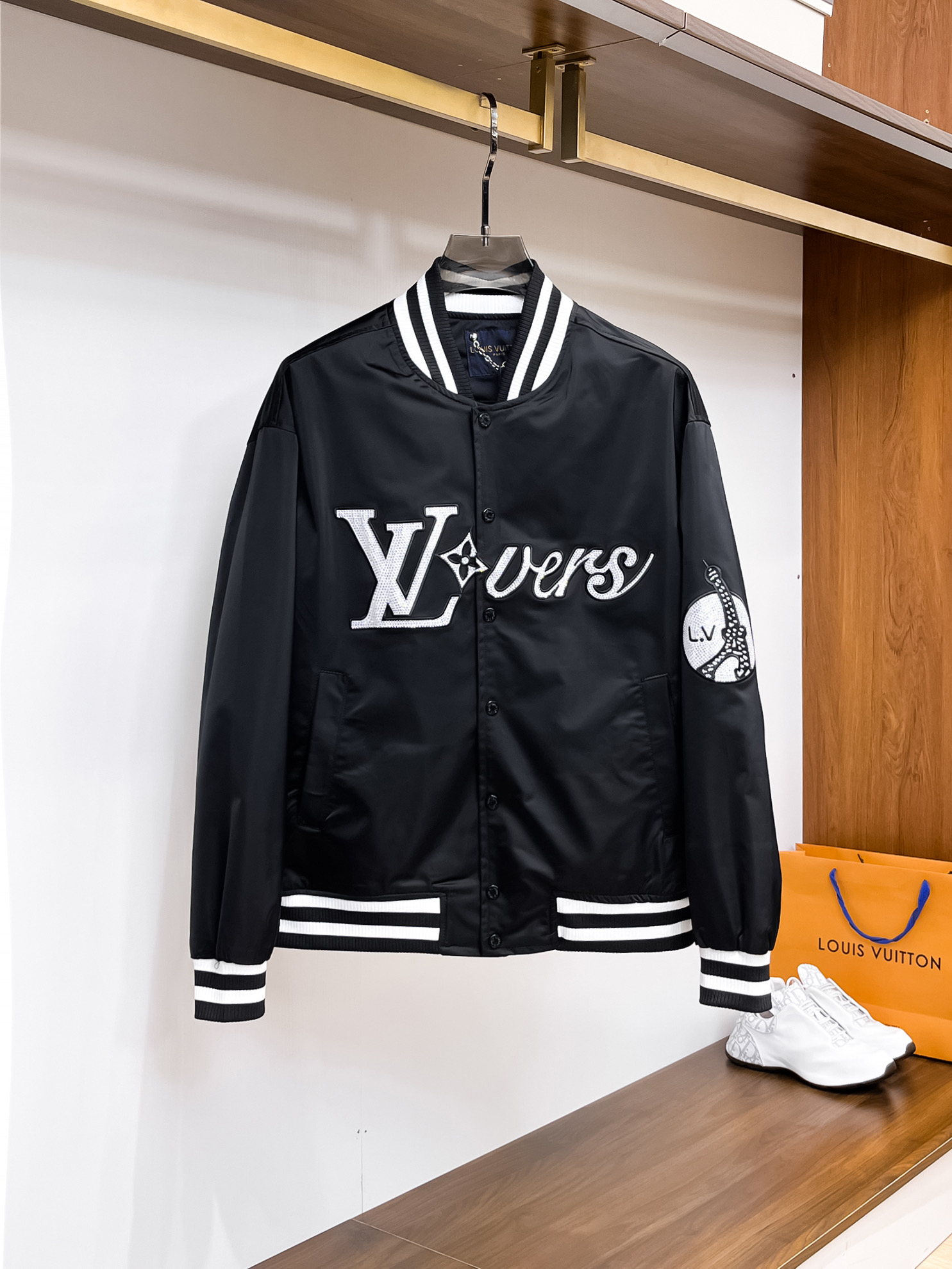 NO:761849,Same style as LV official website, complete with three labels, sold in advance. 2026 spring new men's jacket, complete with three labels, high-end version. Custom-made fabrics at the counter. Highly breathable and comfortable, impeccable details, brand element design concept, reflecting high quality. Delicate and soft feel. Casual tailoring, awesome upper body size. M～3XL,,,,louis vuitton,jackets & coats,jackets & coats,19860909LV 官网同款,三标齐全,提前发售 2026春季新款男士夹克外套,原单三标齐全高端版本 专柜定制面料 透气舒适度高,细节无可挑剔,品牌元素设计理念,体现高品质.手感细腻柔软 呈现休闲裁剪,上身版型超赞 码数M～3XL,,,louis vuitton,jackets & coats,jackets & coats,,Men's clothing