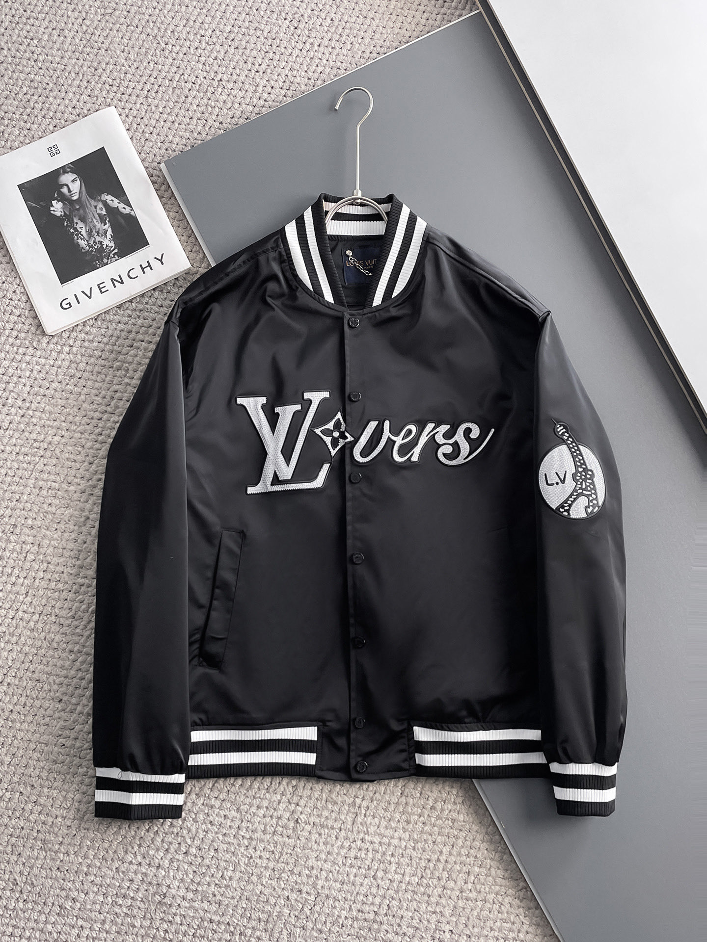 NO:734285,Same style as LV official website, complete with three labels, sold in advance. 2026 spring new men's jacket, complete with three labels, high-end version. Custom-made fabrics at the counter. Highly breathable and comfortable, impeccable details, brand element design concept, reflecting high quality. Delicate and soft feel. Casual tailoring, awesome upper body size. M～3XL,,,,louis vuitton,jackets & coats,jackets & coats,19860909LV 官网同款,三标齐全,提前发售 2026春季新款男士夹克外套,原单三标齐全高端版本 专柜定制面料 透气舒适度高,细节无可挑剔,品牌元素设计理念,体现高品质.手感细腻柔软 呈现休闲裁剪,上身版型超赞 码数M～3XL,,,louis vuitton,jackets & coats,jackets & coats,,Men's clothing