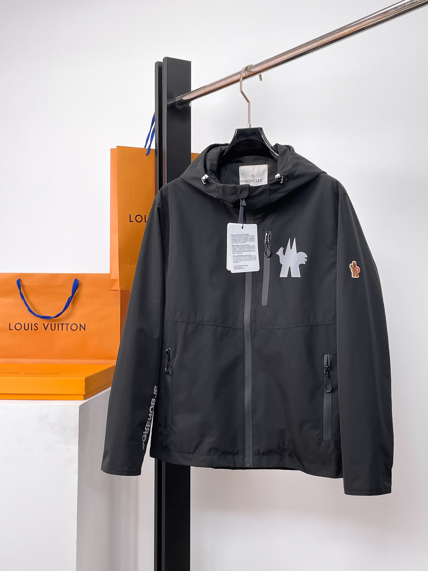 NO:517940,The same style on the official website of the hood, complete three standards, and is released in advance. The new men's jacket for spring 2025ss, the original three standards are complete and high-end version. Customized fabrics for counters, breathable and comfortable, impeccable details, brand elements design concept, reflecting high quality. The feel is delicate and soft, presenting casual cut, and the upper body style is superb. Number of sizes M~3XL,,,Moncler, jackets & coats, jackets & coats, alexander wang19860909蒙口官网同款,三标齐全,提前发售 2025ss春季新款男士夹克外套,原单三标齐全高端版本 专柜定制面料 透气舒适度高,细节无可挑剔,品牌元素设计理念,体现高品质.手感细腻柔软 呈现休闲裁剪,上身版型超赞 码数M～3XL,,,Moncler,jackets & coats,jackets & coats,alexander wang,Men's clothing