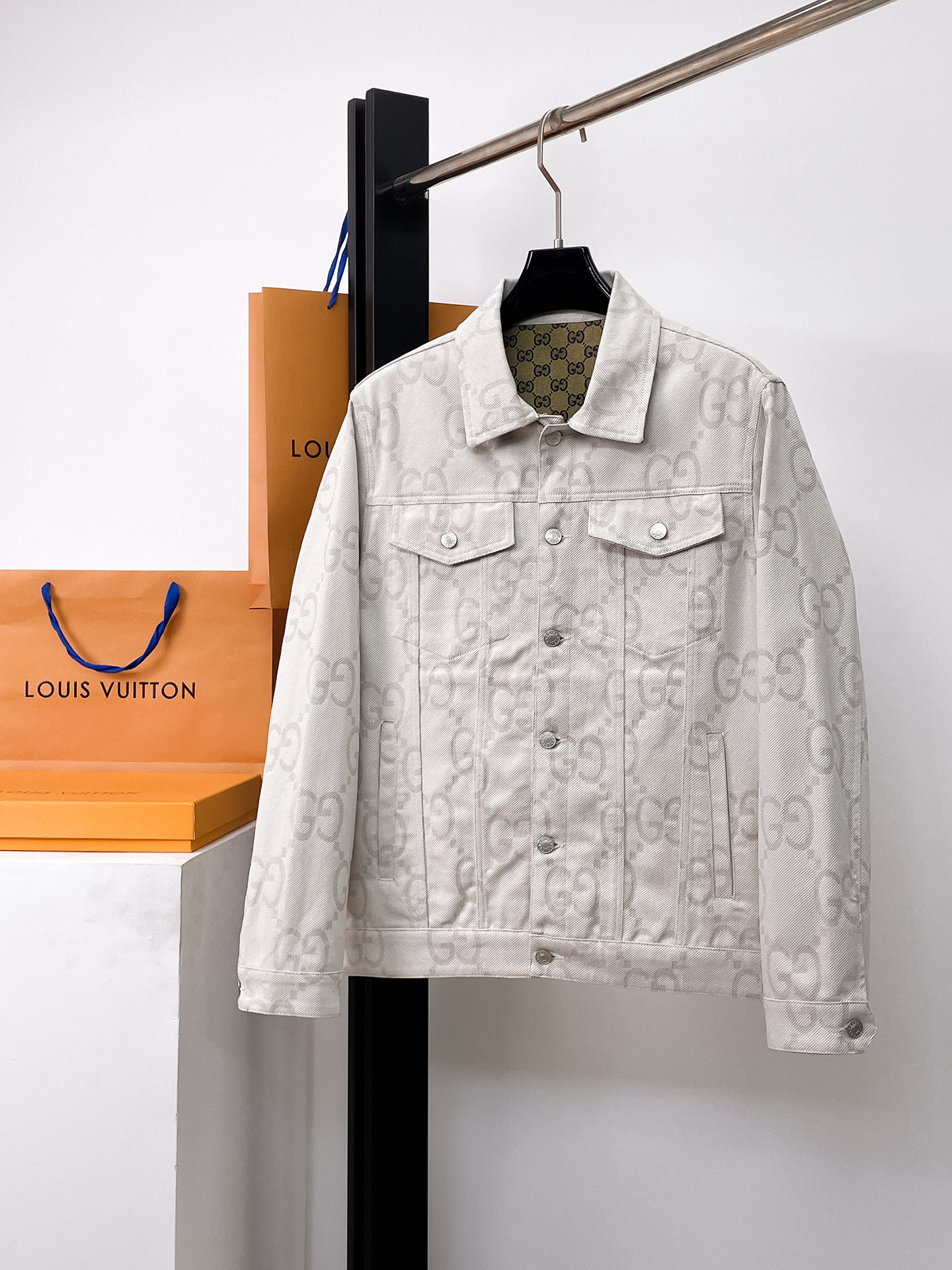 NO:517941,The same style on Guqi official website, complete three standards, released in advance. 2025ss spring new men's jacket, original single three standards, high-end version, customized counter fabric, breathable and comfortable, impeccable details, brand element design concept, reflecting high quality. The feel is delicate and soft, presents casual cut, and the upper body style is superb. Number of sizes M~3XL,,, jackets & coats, jackets & coats, alexander wang19860909古奇官网同款,三标齐全,提前发售 2025ss春季新款男士夹克外套,原单三标齐全高端版本 专柜定制面料 透气舒适度高,细节无可挑剔,品牌元素设计理念,体现高品质.手感细腻柔软 呈现休闲裁剪,上身版型超赞 码数M～3XL,,,jackets & coats,jackets & coats,alexander wang,Men's clothing