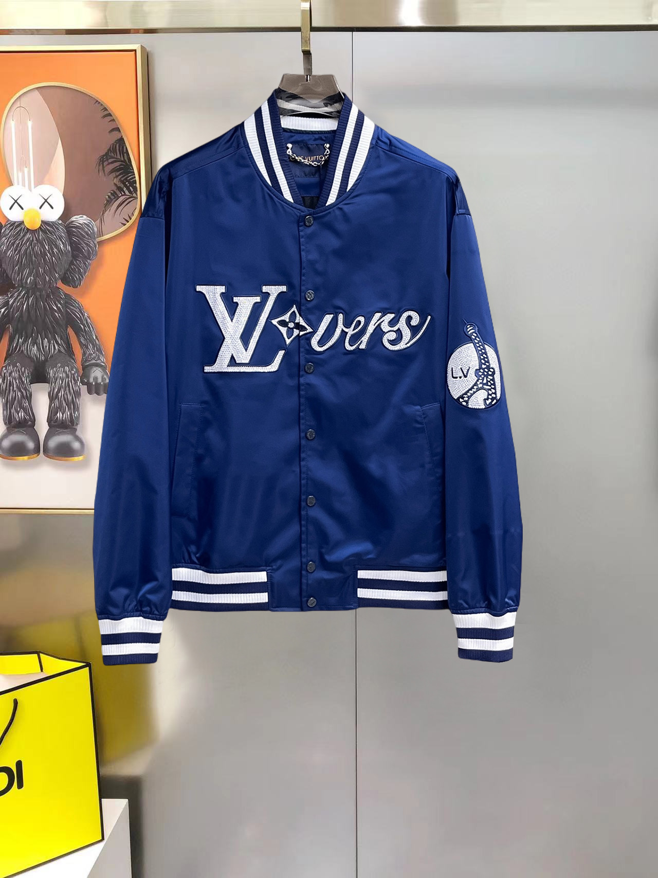 NO:514906,The same model on the official website of LV, complete three standards, released in advance. 2025ss Spring new men's jacket, original three standards, high-end version. Customized counter fabrics, breathable and comfortable, impeccable details, brand elements design concept, reflect high quality. The feel is delicate and soft, presents casual cut, and the upper body style is superb. Number of sizes M~3XL,,,louis vuitton, jackets & coats, jackets & coats, alexander wang19860909LV 官网同款,三标齐全,提前发售 2025ss春季新款男士夹克外套,原单三标齐全高端版本 专柜定制面料 透气舒适度高,细节无可挑剔,品牌元素设计理念,体现高品质.手感细腻柔软 呈现休闲裁剪,上身版型超赞 码数M～3XL,,,louis vuitton,jackets & coats,jackets & coats,alexander wang,Men's clothing