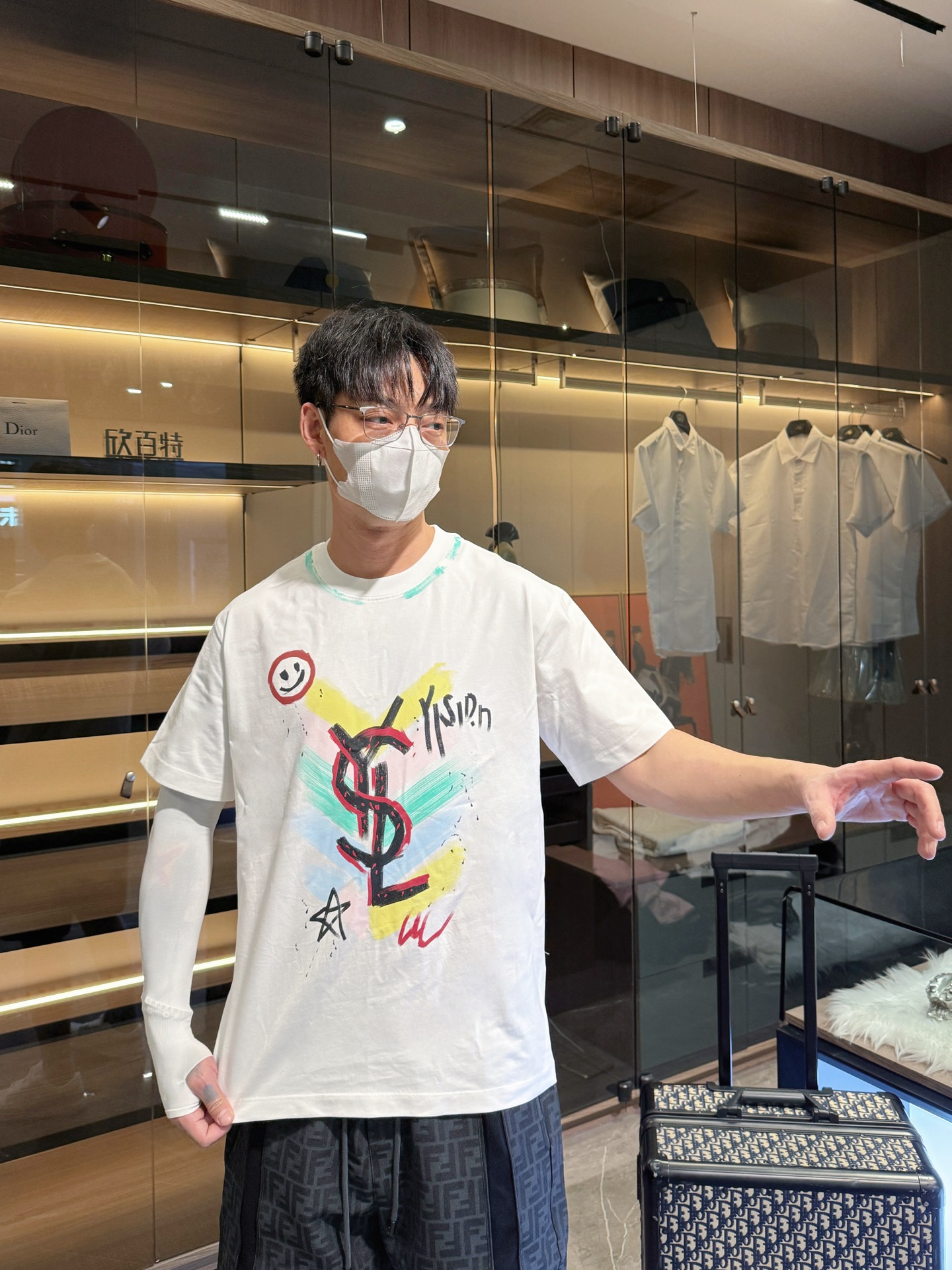 P160 圣罗兰 三标齐全。 2026夏季新款最新品短袖，专柜同步有售，原单狠货，时尚进口原版科技面料，上身舒适透气，原版定制五金辅料，上身帅气有型，三标齐全，推荐款，档次极高，代购级码数：M-3XL