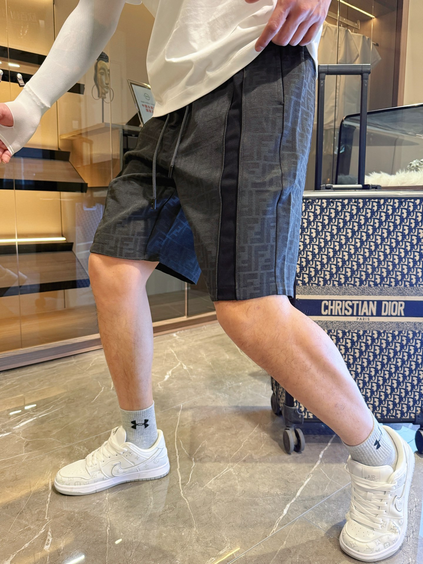 NO:430115,Fendi has complete three standards. 2025 summer new men's casual shorts, high-end customized fabric breathable fabric, extremely breathable, elastic and comfortable, impeccable details, top-level auxiliary materials, original logo design concept, delicate and soft feel!  The upper body style is excellent!  Size M-XXXL order to report height and weight, fendi, shorts, alexander wang19860909芬迪 三标齐全 2025夏季新款男士休闲短裤,高级定制面料透气面料 透气弹力舒适度极高,细节无可挑剔,顶级辅料配备,原版logo设计理念,手感细腻柔软！上身版型超赞！尺码M-XXXL下单报身高体重,,fendi,shorts,alexander wang,Men's clothing