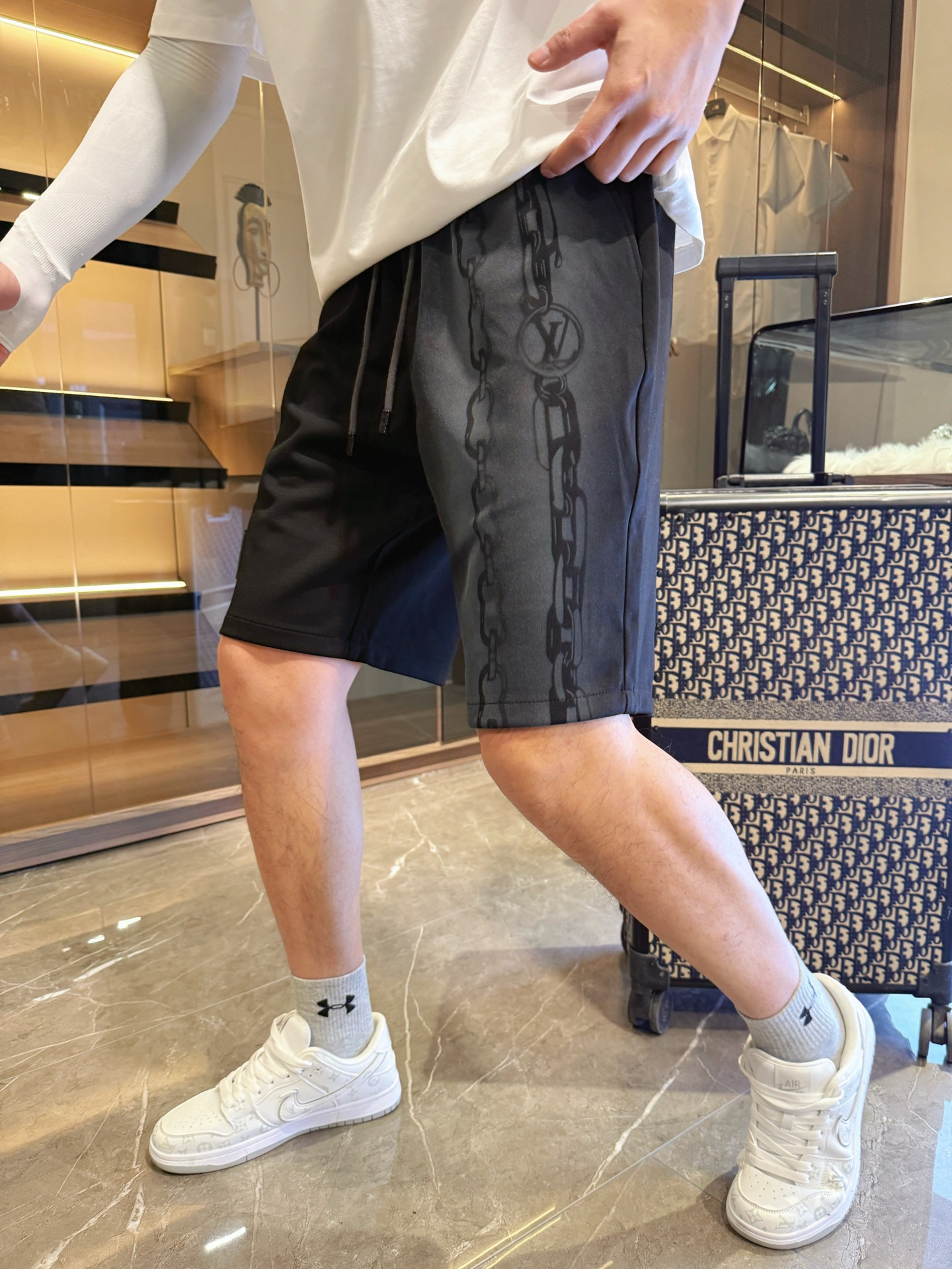 NO:477521,LV has three complete standards. 2025 summer new men's casual shorts, high-end custom fabric breathable fabric, extremely breathable, elastic and comfortable, impeccable details, top-level auxiliary materials, original logo design concept, delicate and soft feel!  The upper body style is excellent!  Size M-XXXL order to report height and weight, louis vuitton, shorts, alexander wang19860909LV 三标齐全 2025夏季新款男士休闲短裤,高级定制面料透气面料 透气弹力舒适度极高,细节无可挑剔,顶级辅料配备,原版logo设计理念,手感细腻柔软！上身版型超赞！尺码M-XXXL下单报身高体重,,louis vuitton,shorts,alexander wang,Men's clothing