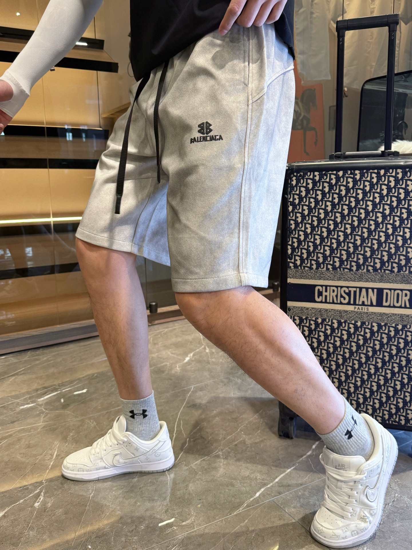 NO:477514,Balenciaga completes three standards. 2025 summer new men's casual shorts, high-end custom fabric breathable fabric, extremely breathable, elastic and comfortable, impeccable details, top-level auxiliary materials, original logo design concept, delicate and soft feel!  The upper body style is excellent!  Size M-XXXL order to report height and weight, balenciaga, shorts, alexander wang19860909巴黎世家 三标齐全 2025夏季新款男士休闲短裤,高级定制面料透气面料 透气弹力舒适度极高,细节无可挑剔,顶级辅料配备,原版logo设计理念,手感细腻柔软！上身版型超赞！尺码M-XXXL下单报身高体重,,balenciaga,shorts,alexander wang,Men's clothing