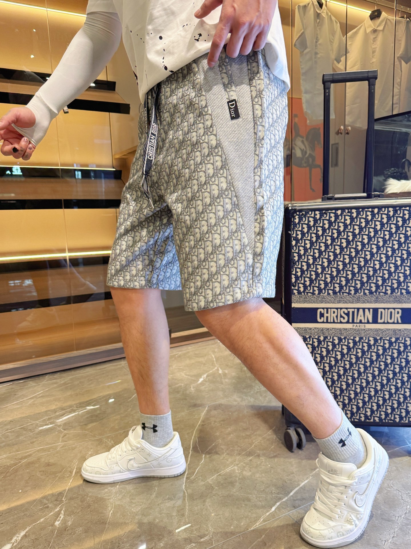 NO:430110,Dior has complete three standards. 2025 summer new men's casual shorts, high-end custom fabric breathable fabric, extremely breathable, elastic and comfortable, impeccable details, top-level auxiliary materials, original logo design concept, delicate and soft feel!  The upper body style is excellent!  Size M-XXXL order to report height and weight, dior, shorts, alexander wang19860909迪奥 三标齐全 2025夏季新款男士休闲短裤,高级定制面料透气面料 透气弹力舒适度极高,细节无可挑剔,顶级辅料配备,原版logo设计理念,手感细腻柔软！上身版型超赞！尺码M-XXXL下单报身高体重,,dior,shorts,alexander wang,Men's clothing