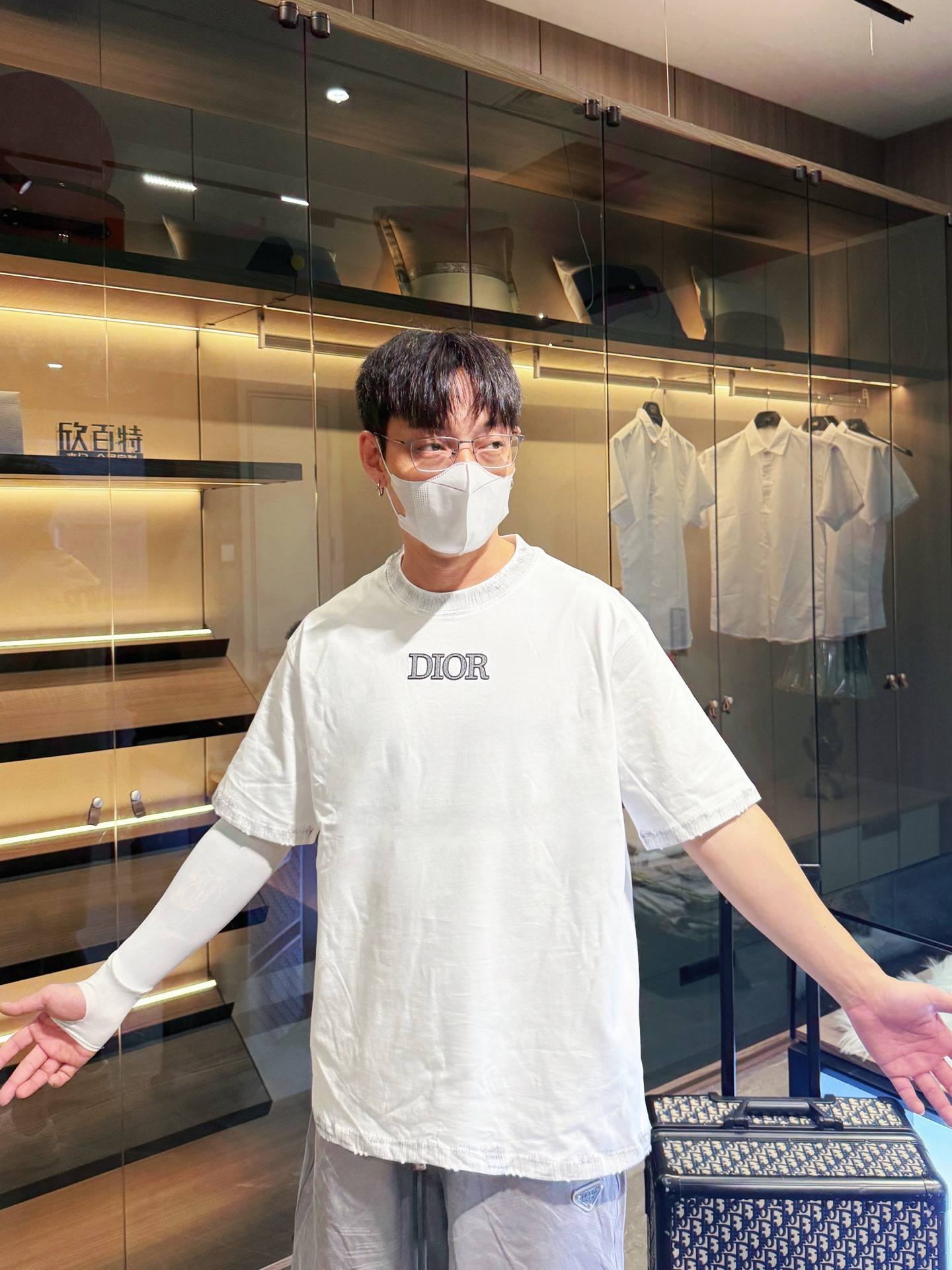 P160 Dior tiene los tres estándares. 2026 verano nuevo y lo último en mangas cortas, disponible en mostradores al mismo…