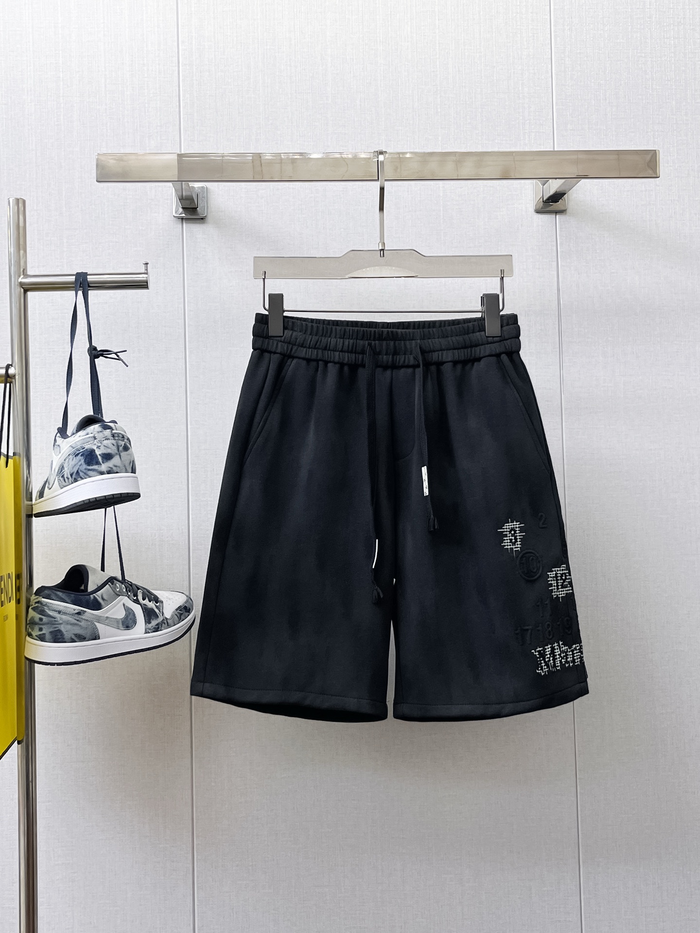 NO:142504,Magira has complete three standards. 2025 summer new men's casual shorts, high-end custom fabric breathable fabric, extremely breathable, elastic and comfortable, impeccable details, top-level auxiliary materials, original logo design concept, delicate and soft feel!  The upper body style is excellent!  Size M-XXXL order to report height and weight, masion margiela, shorts, alexander wang19860909马吉拉三标齐全 2025夏季新款男士休闲短裤,高级定制面料透气面料 透气弹力舒适度极高,细节无可挑剔,顶级辅料配备,原版logo设计理念,手感细腻柔软！上身版型超赞！尺码M-XXXL下单报身高体重,,masion margiela,shorts,alexander wang,Men's clothing