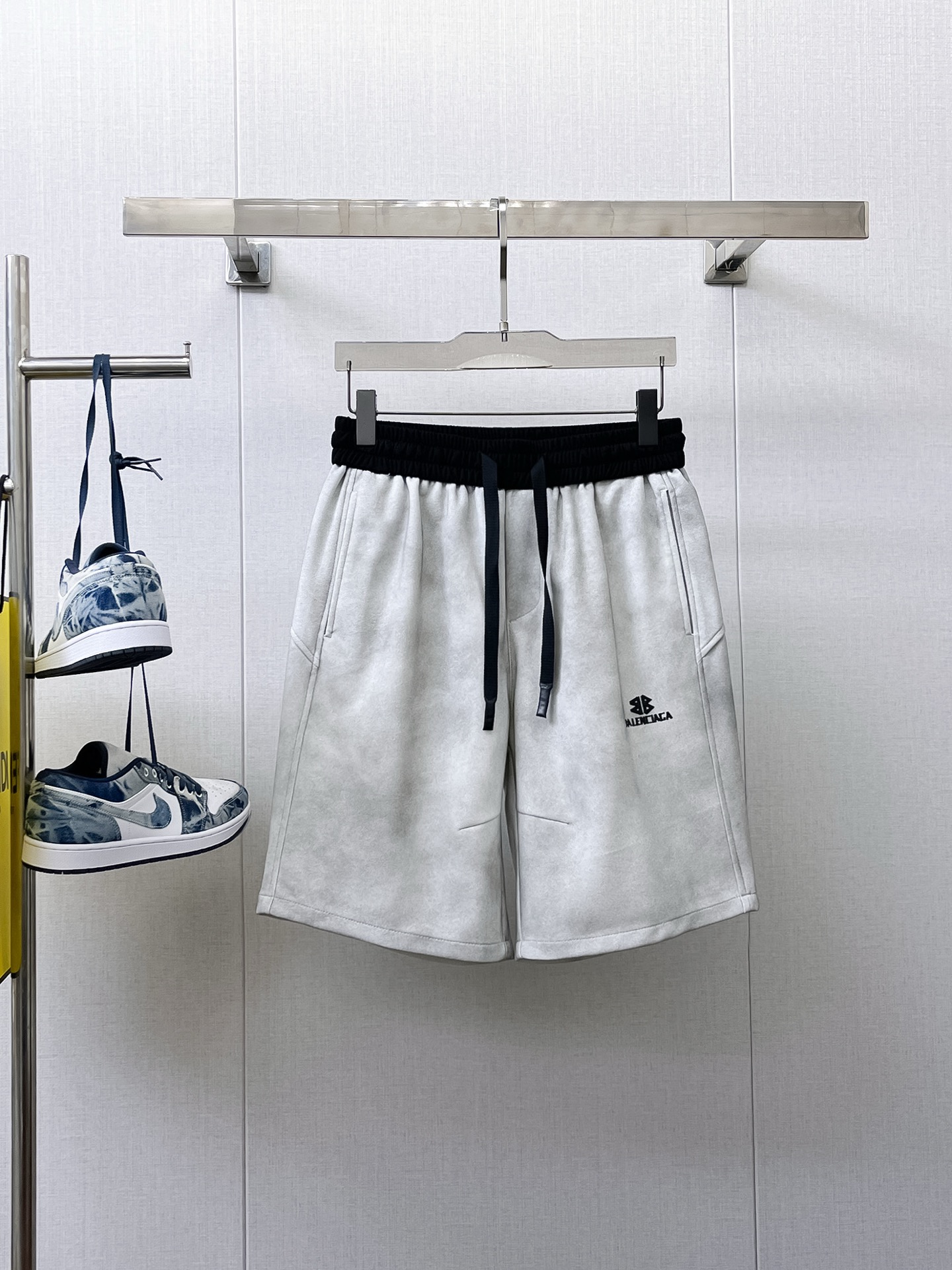 NO:142506,Balenciaga completes three standards. 2025 summer new men's casual shorts, high-end custom fabric breathable fabric, extremely breathable, elastic and comfortable, impeccable details, top-level auxiliary materials, original logo design concept, delicate and soft feel!  The upper body style is excellent!  Size M-XXXL order to report height and weight, balenciaga, shorts, alexander wang19860909巴黎世家 三标齐全 2025夏季新款男士休闲短裤,高级定制面料透气面料 透气弹力舒适度极高,细节无可挑剔,顶级辅料配备,原版logo设计理念,手感细腻柔软！上身版型超赞！尺码M-XXXL下单报身高体重,,balenciaga,shorts,alexander wang,Men's clothing