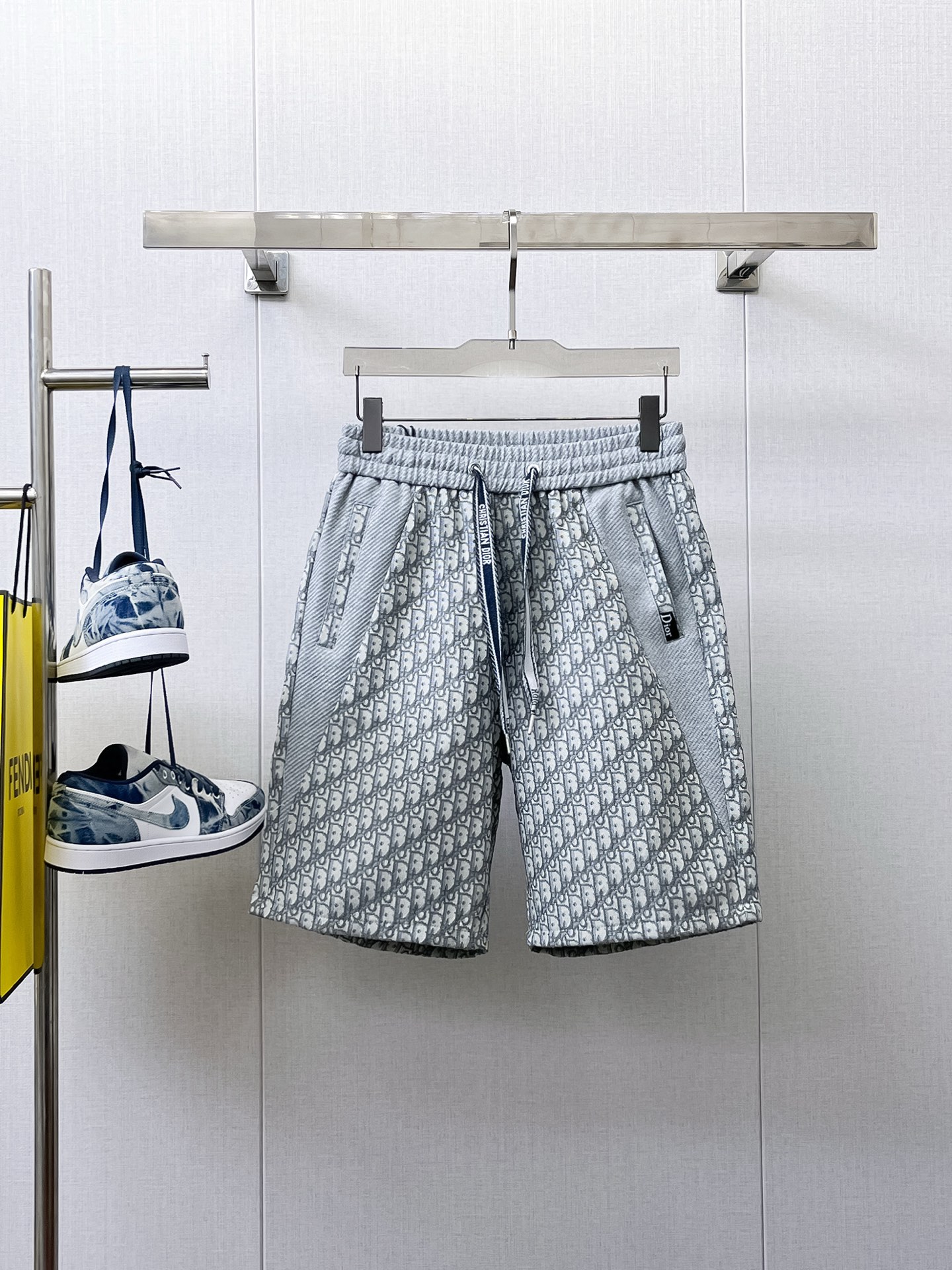 NO:142508,Dior has complete three standards. 2025 summer new men's casual shorts, high-end custom fabric breathable fabric, extremely breathable, elastic and comfortable, impeccable details, top-level auxiliary materials, original logo design concept, delicate and soft feel!  The upper body style is excellent!  Size M-XXXL order to report height and weight, dior, shorts, alexander wang19860909迪奥 三标齐全 2025夏季新款男士休闲短裤,高级定制面料透气面料 透气弹力舒适度极高,细节无可挑剔,顶级辅料配备,原版logo设计理念,手感细腻柔软！上身版型超赞！尺码M-XXXL下单报身高体重,,dior,shorts,alexander wang,Men's clothing