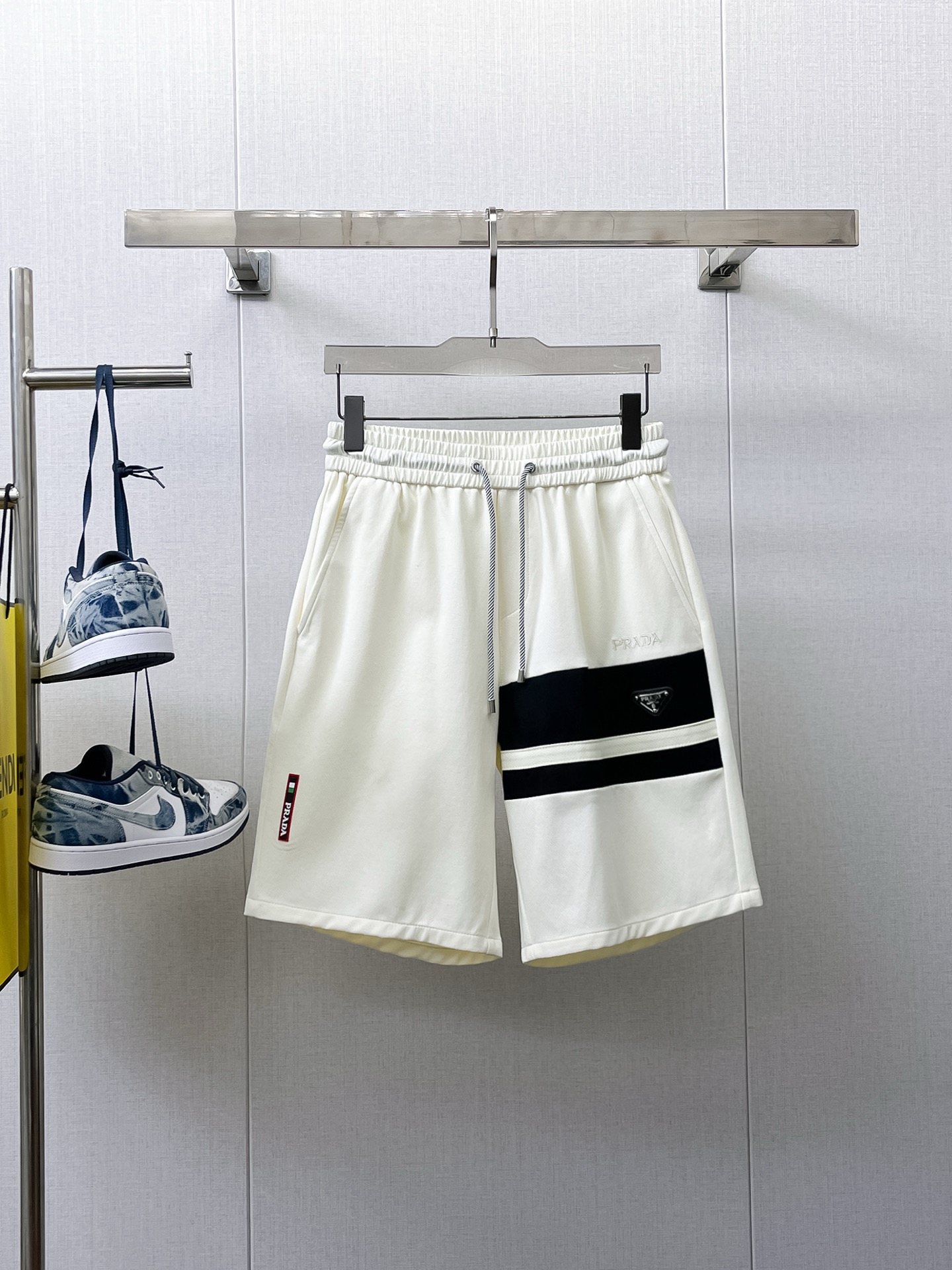 NO:410480,Prada has complete three standards. New summer casual shorts for men, high-end custom fabric breathable fabric, extremely breathable elastic and comfortable, impeccable details, top-level auxiliary materials, original logo design concept, delicate and soft feel!  The upper body style is excellent!  Size M-XXXL order to report height and weight, prada, shorts, alexander wang19860909普拉达 三标齐全 夏季新款男士休闲短裤,高级定制面料透气面料 透气弹力舒适度极高,细节无可挑剔,顶级辅料配备,原版logo设计理念,手感细腻柔软！上身版型超赞！尺码M-XXXL下单报身高体重,,prada,shorts,alexander wang,Men's clothing