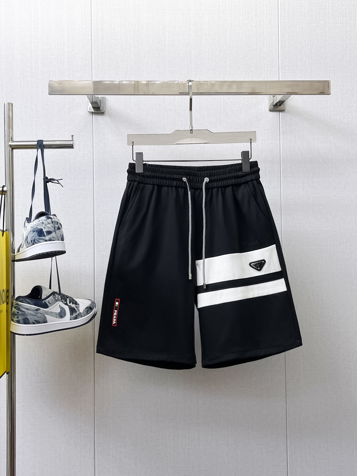 NO:410474,Prada has complete three standards. New summer casual shorts for men, high-end custom fabric breathable fabric, extremely breathable, elastic and comfortable, impeccable details, top-level auxiliary materials, original logo design concept, delicate and soft feel!  The upper body style is excellent!  Size M-XXXL order to report height and weight, prada, shorts, alexander wang19860909普拉达三标齐全 夏季新款男士休闲短裤,高级定制面料透气面料 透气弹力舒适度极高,细节无可挑剔,顶级辅料配备,原版logo设计理念,手感细腻柔软！上身版型超赞！尺码M-XXXL下单报身高体重,,prada,shorts,alexander wang,Men's clothing