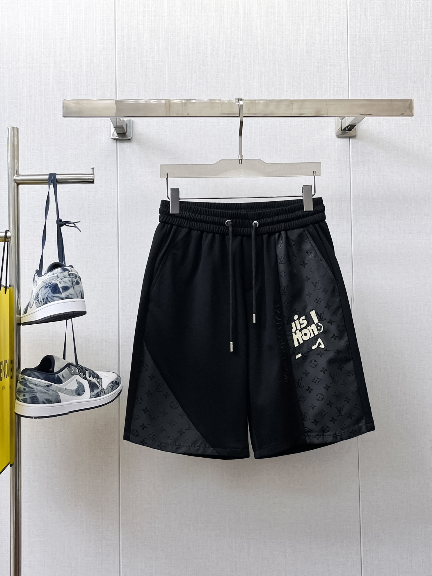 NO:142510,The LV three-standard new 2025 summer casual shorts, high-end custom fabric breathable fabric, extremely breathable, elastic and comfortable, impeccable details, top-level auxiliary materials, original logo design concept, delicate and soft feel!  The upper body style is excellent!  Size M-XXXL order to report height and weight, louis vuitton, shorts, alexander wang19860909LV三标齐全 2025夏季新款男士休闲短裤,高级定制面料透气面料 透气弹力舒适度极高,细节无可挑剔,顶级辅料配备,原版logo设计理念,手感细腻柔软！上身版型超赞！尺码M-XXXL下单报身高体重,,louis vuitton,shorts,alexander wang,Men's clothing