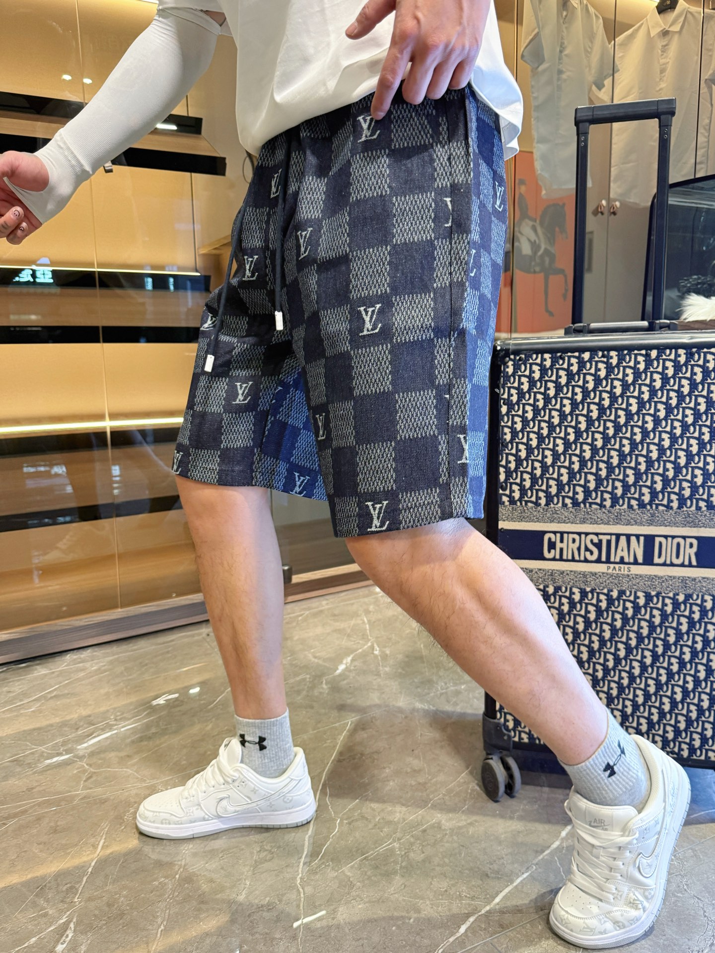 NO:477500,Burberry has complete three standards. 2025 summer new men's casual shorts, high-end custom fabric breathable fabric, extremely breathable, elastic and comfortable, impeccable details, top-level auxiliary materials, original logo design concept, delicate and soft feel!  The upper body style is excellent!  Size M-XXXL order to report height and weight, burberry, shorts, alexander wang19860909巴宝莉 三标齐全 2025夏季新款男士休闲短裤,高级定制面料透气面料 透气弹力舒适度极高,细节无可挑剔,顶级辅料配备,原版logo设计理念,手感细腻柔软！上身版型超赞！尺码M-XXXL下单报身高体重,,burberry,shorts,alexander wang,Men's clothing