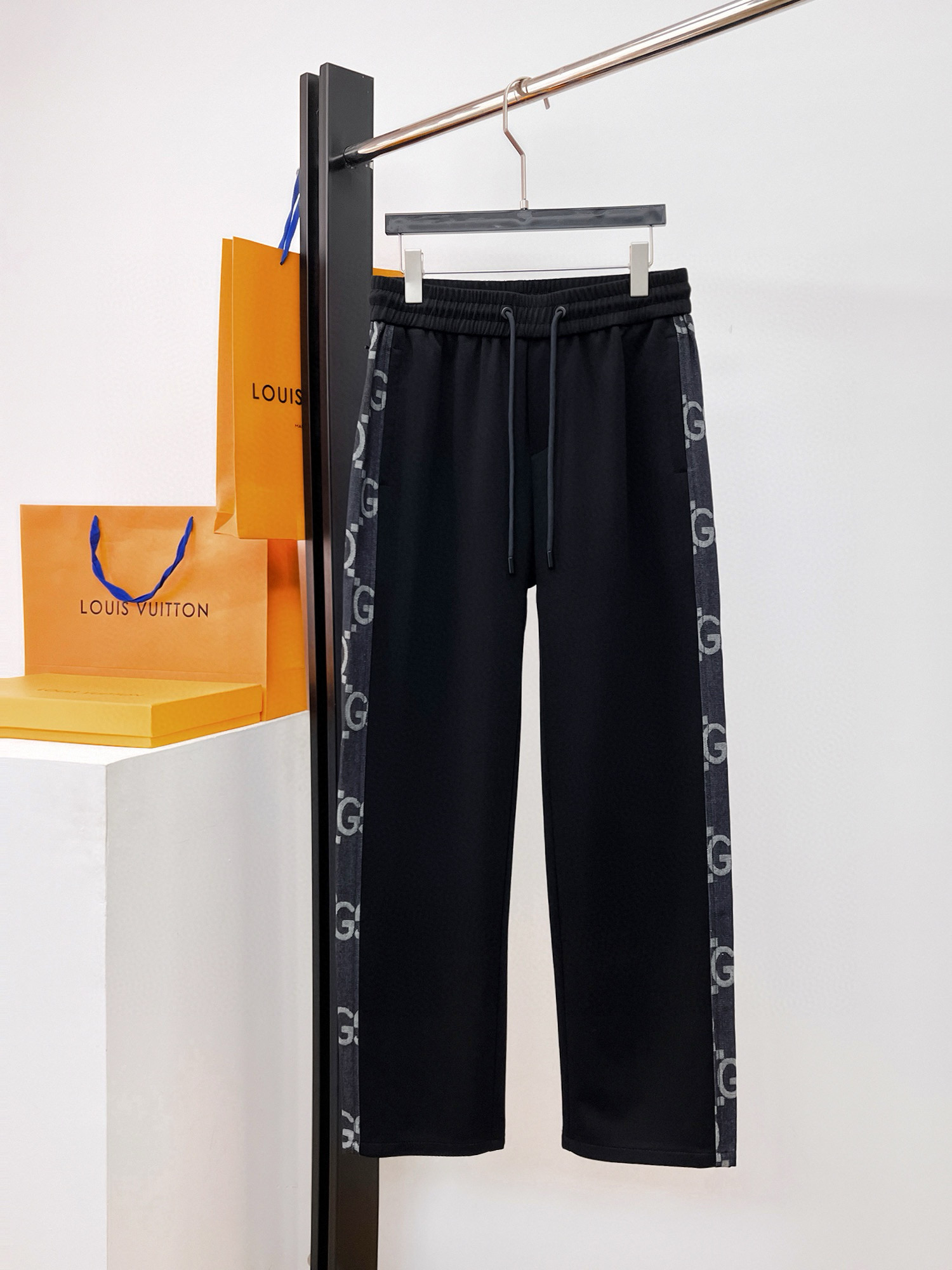 NO:502216,Guqi New spring 2025 casual pants!  The official website is released simultaneously. The brand's classic LOGO casual pants, customized fabric, excellent comfort, strong hand touch. Extremely recognizable, perfect quality craftsmanship. Size M-3XL, alexander wang19860909古奇 2025春季新款休闲裤！官网同步发售.品牌经典LOGO休闲裤 ,定制面料,舒适度极好,手触感强烈.辨识度极高,完美品相工艺. 尺码M-3XL,,alexander wang,Men's clothing