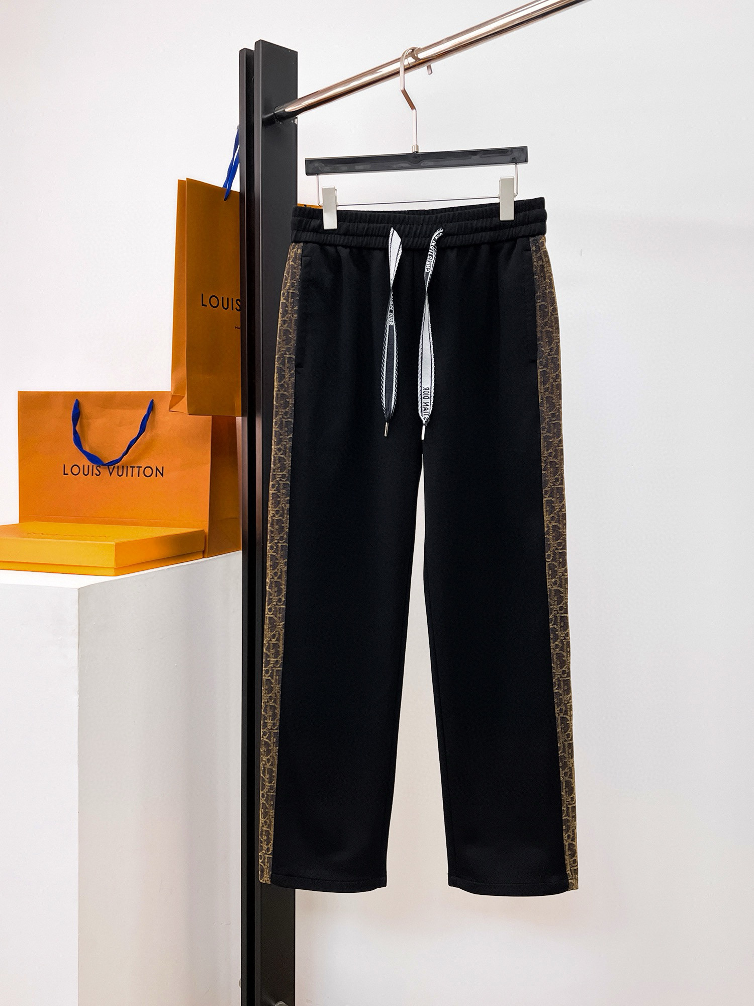 NO:502218,Dior 2025 spring new casual pants!  The official website is released simultaneously. The brand's classic LOGO casual pants, customized fabric, excellent comfort and strong hand touch. Very high recognition and perfect quality craftsmanship. Size M-3XL, dior, alexander wang19860909迪奥 2025春季新款休闲裤！官网同步发售.品牌经典LOGO休闲裤 ,定制面料,舒适度极好,手触感强烈.辨识度极高,完美品相工艺. 尺码M-3XL,,dior,alexander wang,Men's clothing