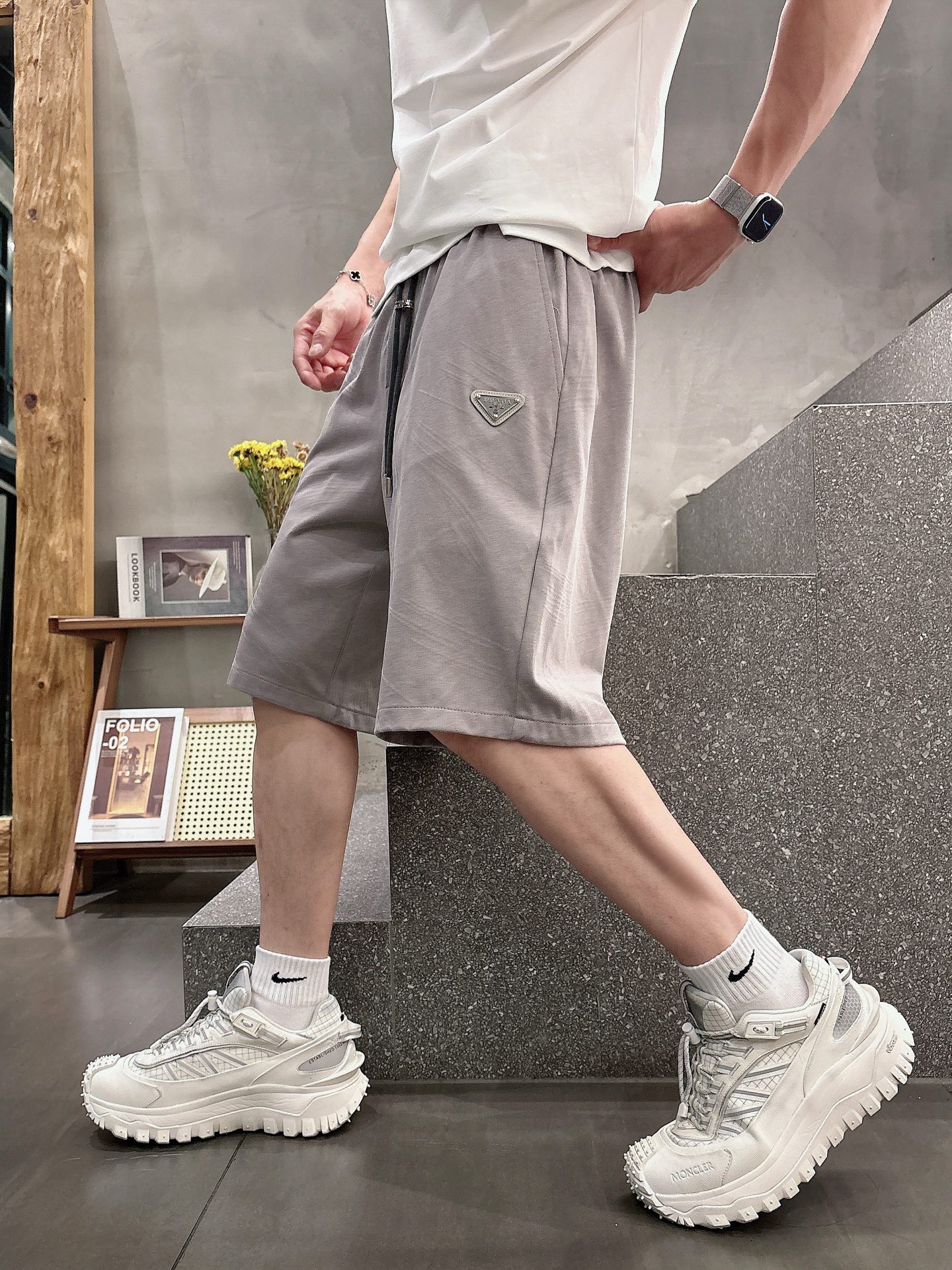 NO:141319,Prada has three standards, 2025 summer new men's casual shorts, high-end custom fabric, breathable fabric, extremely breathable, elastic and comfortable, impeccable details, top-level auxiliary materials, original logo design concept, delicate and soft feel!  The upper body style is excellent!  Size M-XXXL order to report height and weight 05, prada, shorts, alexander wang19860909普拉达 三标齐全 2025夏季新款男士休闲短裤,高级定制面料透气面料 透气弹力舒适度极高,细节无可挑剔,顶级辅料配备,原版logo设计理念,手感细腻柔软！上身版型超赞！尺码M-XXXL下单报身高体重05,,prada,shorts,alexander wang,Men's clothing