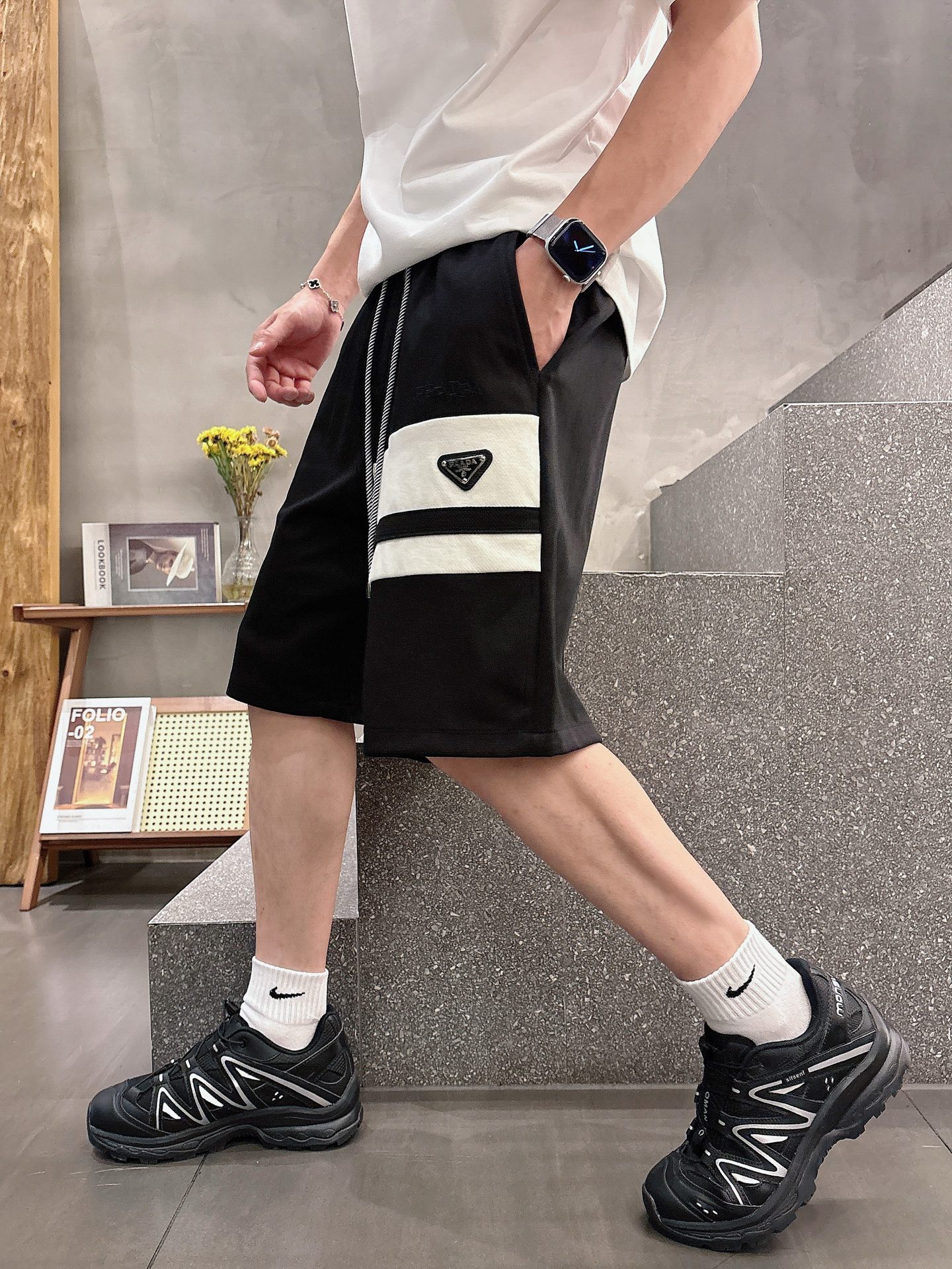 NO:141325,Prada has three standards, 2025 summer new men's casual shorts, high-end custom fabric, breathable fabric, extremely breathable, elastic and comfortable, impeccable details, top-level auxiliary materials, original logo design concept, delicate and soft feel!  The upper body style is excellent!  Size M-XXXL order to report height and weight 05, prada, shorts, alexander wang19860909普拉达 三标齐全 2025夏季新款男士休闲短裤,高级定制面料透气面料 透气弹力舒适度极高,细节无可挑剔,顶级辅料配备,原版logo设计理念,手感细腻柔软！上身版型超赞！尺码M-XXXL下单报身高体重05,,prada,shorts,alexander wang,Men's clothing