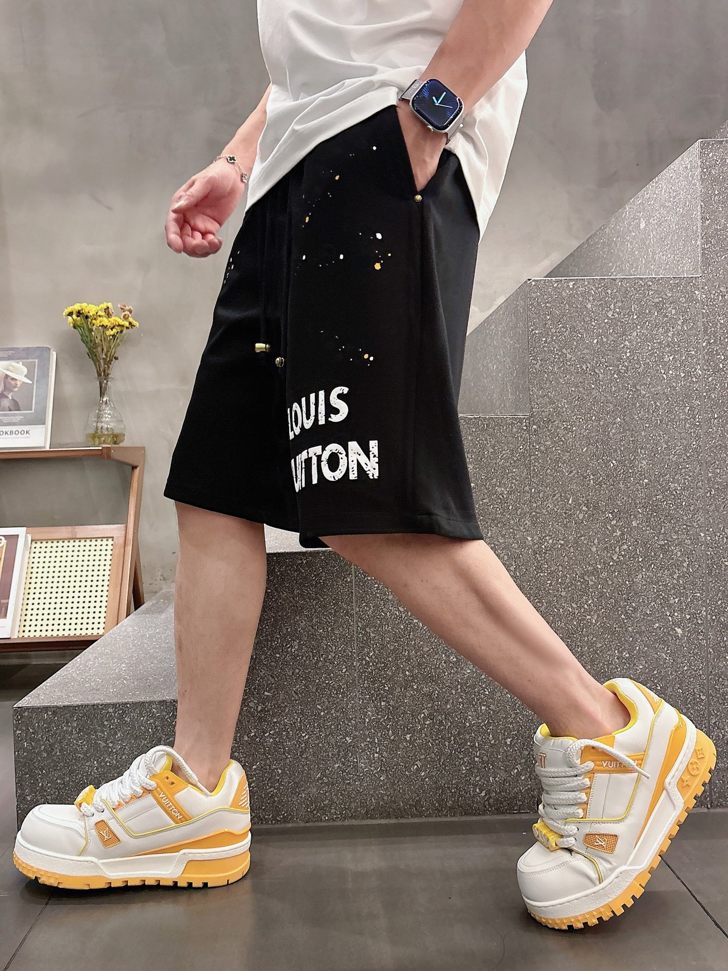 NO:141328,LV has three complete standards. 2025 summer new men's casual shorts, high-end custom fabric breathable fabric, extremely breathable, elastic and comfortable, impeccable details, top-level auxiliary materials, original logo design concept, delicate and soft feel!  The upper body style is excellent!  Size M-XXXL order to report height and weight 05, louis vuitton, shorts, alexander wang19860909LV 三标齐全 2025夏季新款男士休闲短裤,高级定制面料透气面料 透气弹力舒适度极高,细节无可挑剔,顶级辅料配备,原版logo设计理念,手感细腻柔软！上身版型超赞！尺码M-XXXL下单报身高体重05,,louis vuitton,shorts,alexander wang,Men's clothing