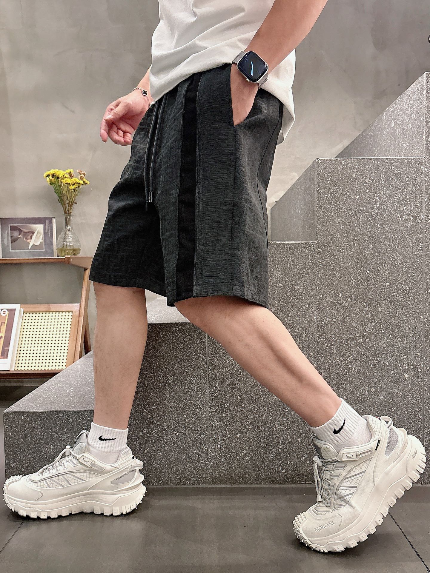 NO:141313,Fendi has complete three standards. 2025 summer new men's casual shorts, high-end customized fabric breathable fabric, extremely breathable, elastic and comfortable, impeccable details, top-level auxiliary materials, original logo design concept, delicate and soft feel!  The upper body style is excellent!  Size M-XXXL order to report height and weight 05, fendi, shorts, alexander wang19860909芬迪 三标齐全 2025夏季新款男士休闲短裤,高级定制面料透气面料 透气弹力舒适度极高,细节无可挑剔,顶级辅料配备,原版logo设计理念,手感细腻柔软！上身版型超赞！尺码M-XXXL下单报身高体重05,,fendi,shorts,alexander wang,Men's clothing