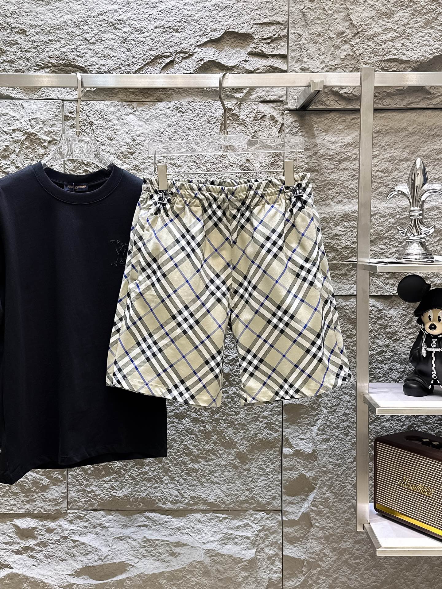 NO:775049,Burberry's three-standard complete 2026 new summer men's casual shorts, advanced custom-made breathable fabrics, extremely breathable, elastic and comfortable, impeccable details, top-grade accessories, original logo design concept, delicate and soft feel!  The upper body fit is awesome!  Sizes M-XXXL, please state your height and weight when ordering, burberry, shorts,19860909巴宝莉 三标齐全 2026夏季新款男士休闲短裤,高级定制面料透气面料 透气弹力舒适度极高,细节无可挑剔,顶级辅料配备,原版logo设计理念,手感细腻柔软！上身版型超赞！尺码M-XXXL下单报身高体重,,burberry,shorts,,Men's clothing