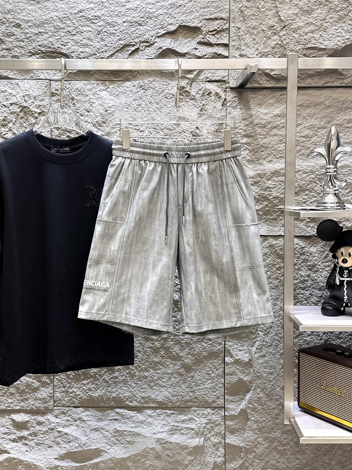 NO:775027,Balenciaga's three-standard complete 2026 summer new men's casual shorts, advanced custom-made breathable fabrics, extremely breathable, elastic and comfortable, impeccable details, top-grade accessories, original logo design concept, delicate and soft feel!  The upper body fit is awesome!  Sizes M-XXXL, please state your height and weight when ordering,,balenciaga,shorts,19860909巴黎世家 三标齐全 2026夏季新款男士休闲短裤,高级定制面料透气面料 透气弹力舒适度极高,细节无可挑剔,顶级辅料配备,原版logo设计理念,手感细腻柔软！上身版型超赞！尺码M-XXXL下单报身高体重,,balenciaga,shorts,,Men's clothing