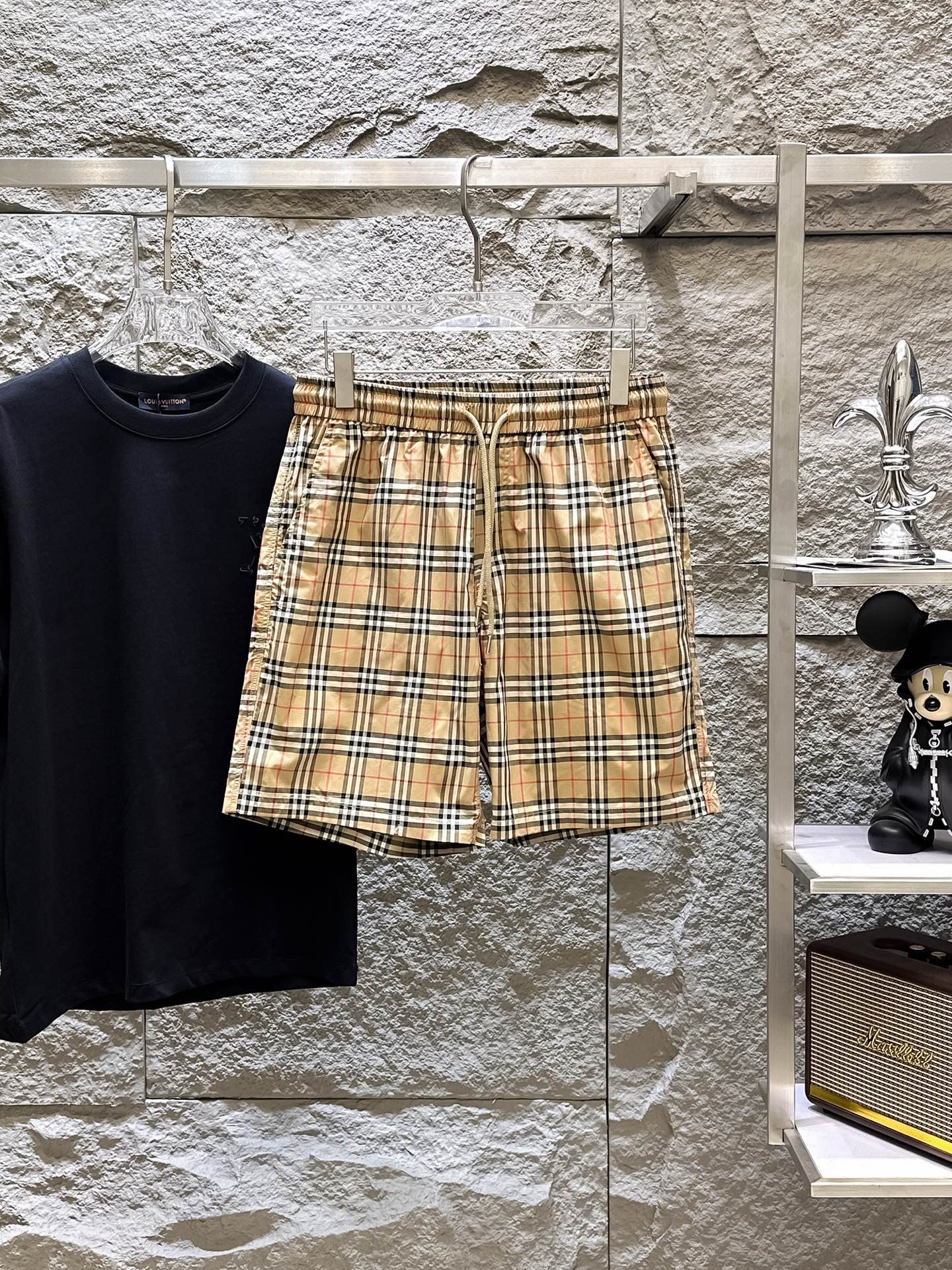 NO:775037,Burberry's three-standard complete 2026 new summer men's casual shorts, advanced custom-made breathable fabrics, extremely breathable, elastic and comfortable, impeccable details, top-grade accessories, original logo design concept, delicate and soft feel!  The upper body fit is awesome!  Sizes M-XXXL, please state your height and weight when ordering, burberry, shorts,19860909巴宝莉 三标齐全 2026夏季新款男士休闲短裤,高级定制面料透气面料 透气弹力舒适度极高,细节无可挑剔,顶级辅料配备,原版logo设计理念,手感细腻柔软！上身版型超赞！尺码M-XXXL下单报身高体重,,burberry,shorts,,Men's clothing