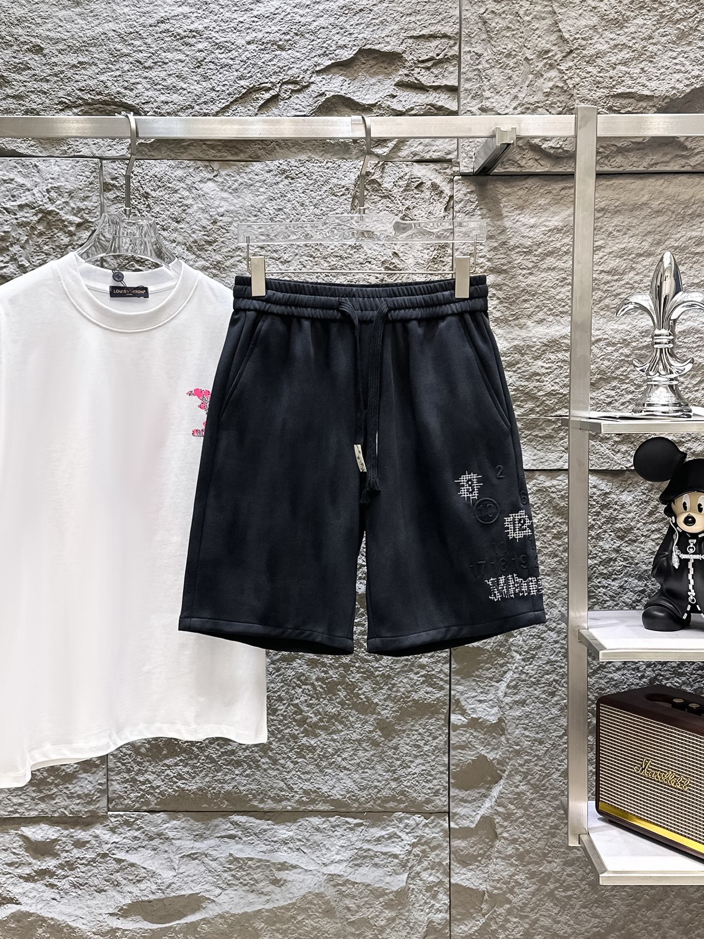 NO:775019,Margiela's three-standard complete 2026 new summer men's casual shorts, advanced custom-made breathable fabrics, extremely breathable, elastic and comfortable, impeccable details, top-grade accessories, original logo design concept, delicate and soft feel!  The upper body fit is awesome!  Sizes M-XXXL, please state your height and weight when ordering, masion margiela, shorts,19860909马吉拉 三标齐全 2026夏季新款男士休闲短裤,高级定制面料透气面料 透气弹力舒适度极高,细节无可挑剔,顶级辅料配备,原版logo设计理念,手感细腻柔软！上身版型超赞！尺码M-XXXL下单报身高体重,,masion margiela,shorts,,Men's clothing