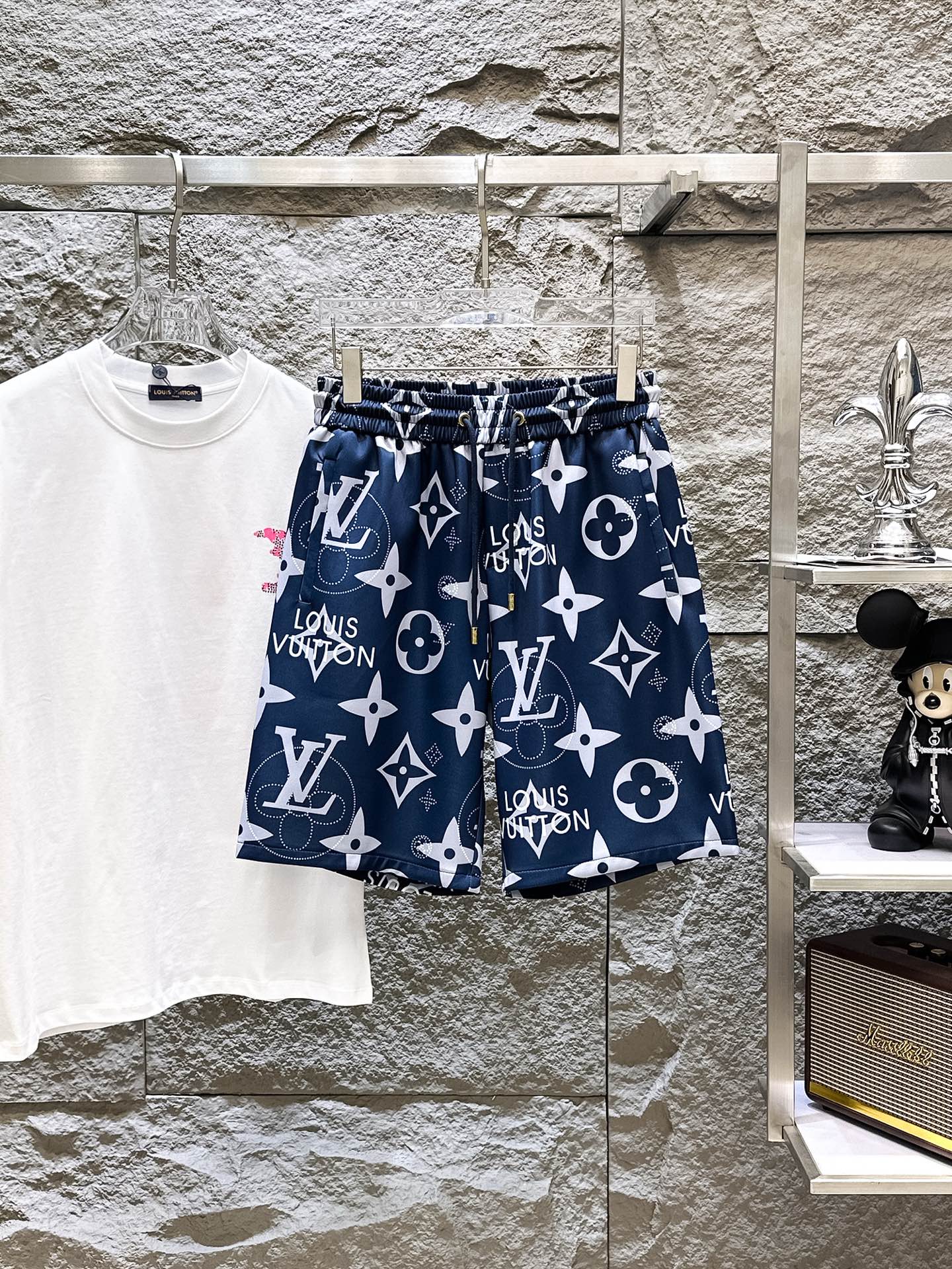 NO:775023,LV three-standard complete 2026 summer new men's casual shorts, advanced custom-made breathable fabrics, extremely breathable, elastic and comfortable, impeccable details, top-grade accessories, original logo design concept, delicate and soft feel!  The upper body fit is awesome!  Sizes M-XXXL, please state your height and weight when ordering,,louis vuitton,shorts,19860909LV 三标齐全 2026夏季新款男士休闲短裤,高级定制面料透气面料 透气弹力舒适度极高,细节无可挑剔,顶级辅料配备,原版logo设计理念,手感细腻柔软！上身版型超赞！尺码M-XXXL下单报身高体重,,louis vuitton,shorts,,Men's clothing