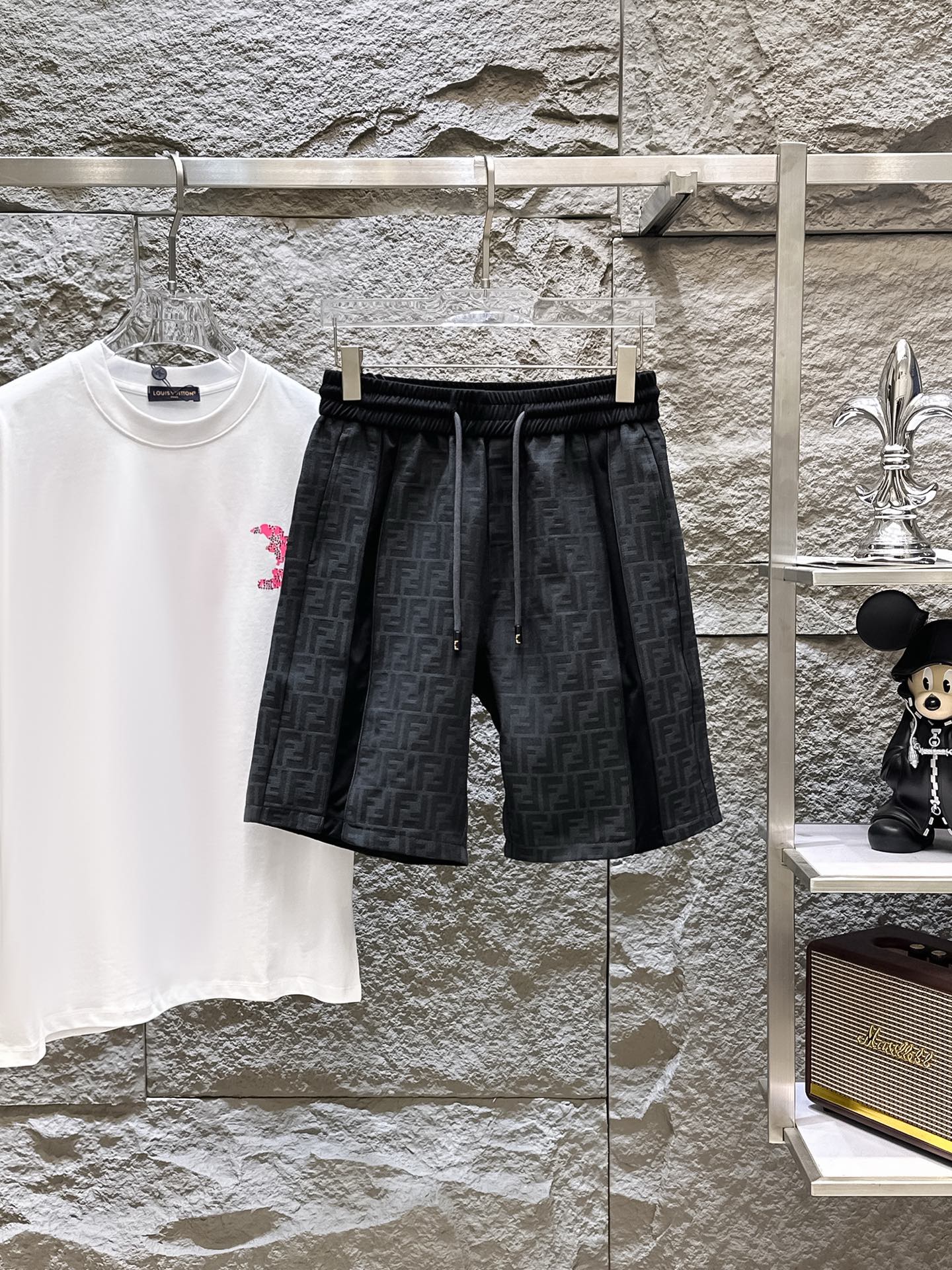 NO:775042,Fendi's three-standard complete 2026 new summer men's casual shorts, advanced custom-made breathable fabrics, extremely breathable, elastic and comfortable, impeccable details, top-grade accessories, original logo design concept, delicate and soft feel!  The upper body fit is awesome!  For sizes M-XXXL, please state your height and weight when placing an order, fendi, shorts,19860909芬迪 三标齐全 2026夏季新款男士休闲短裤,高级定制面料透气面料 透气弹力舒适度极高,细节无可挑剔,顶级辅料配备,原版logo设计理念,手感细腻柔软！上身版型超赞！尺码M-XXXL下单报身高体重,,fendi,shorts,,Men's clothing