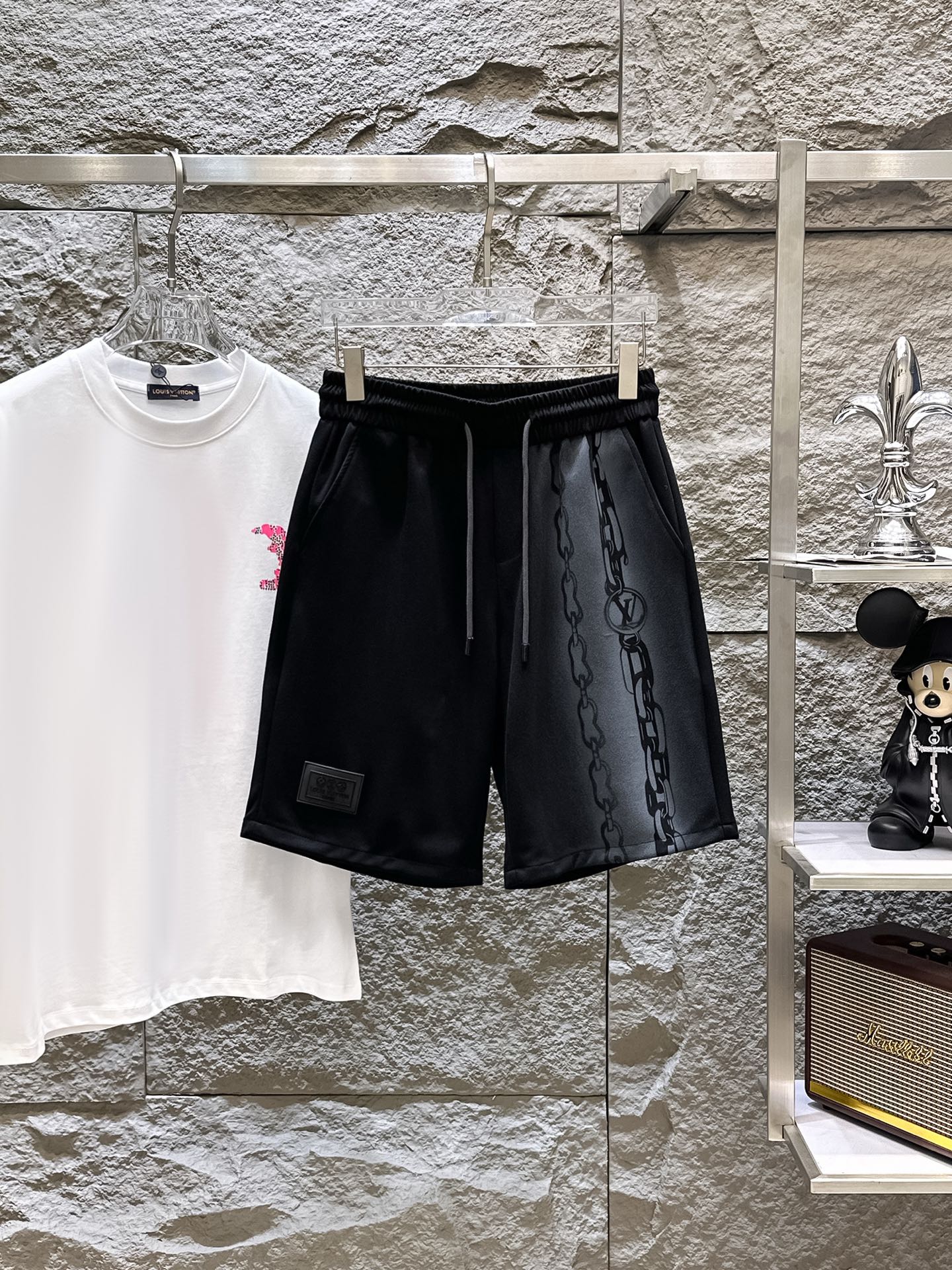 NO:775015,LV three-standard complete 2026 summer new men's casual shorts, advanced custom-made breathable fabrics, extremely breathable, elastic and comfortable, impeccable details, top-grade accessories, original logo design concept, delicate and soft feel!  The upper body fit is awesome!  Sizes M-XXXL, please state your height and weight when ordering,,louis vuitton,shorts,19860909LV 三标齐全 2026夏季新款男士休闲短裤,高级定制面料透气面料 透气弹力舒适度极高,细节无可挑剔,顶级辅料配备,原版logo设计理念,手感细腻柔软！上身版型超赞！尺码M-XXXL下单报身高体重,,louis vuitton,shorts,,Men's clothing