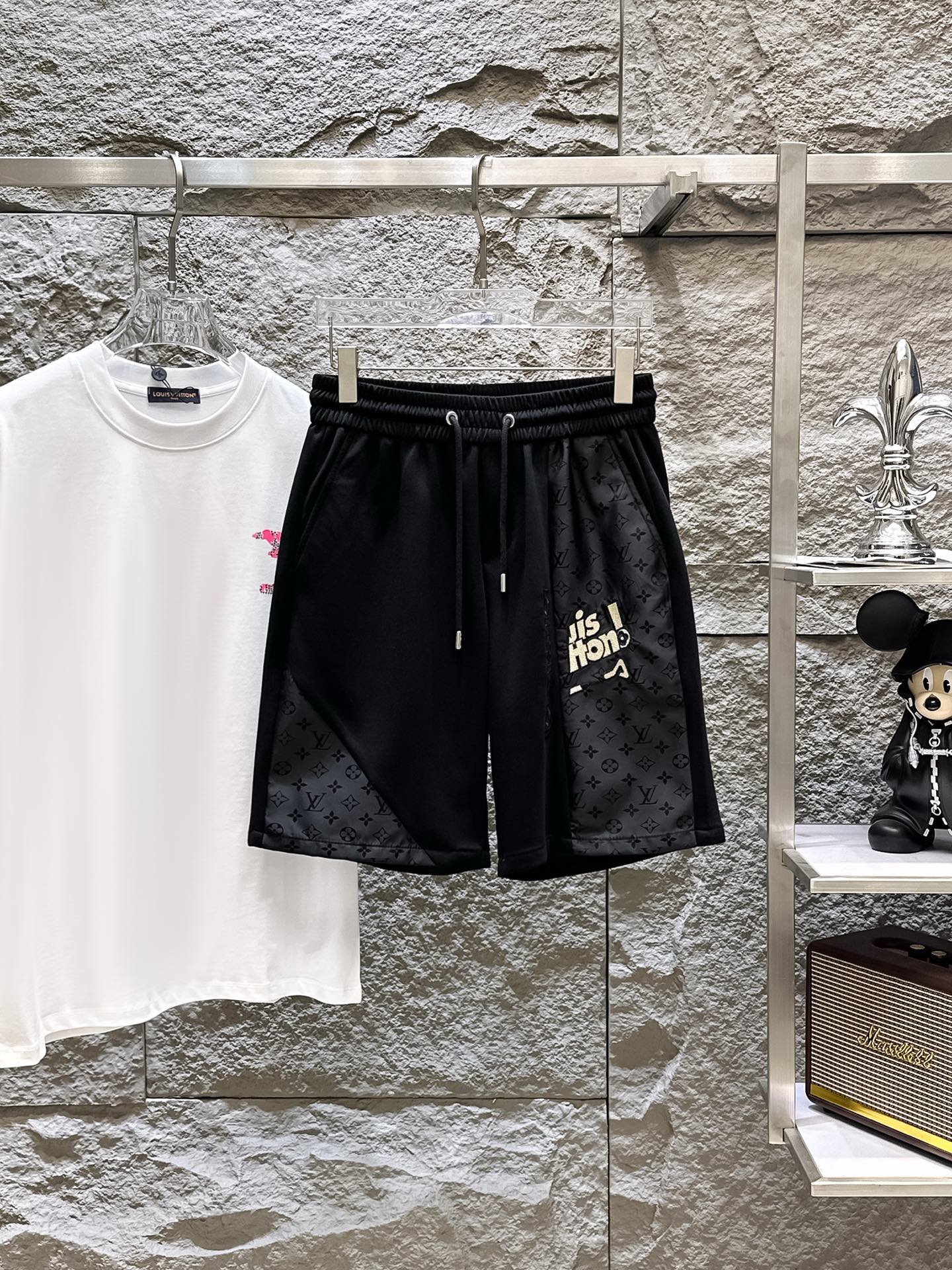 NO:775031,LV three-standard complete 2026 summer new men's casual shorts, advanced custom-made breathable fabrics, extremely breathable, elastic and comfortable, impeccable details, top-grade accessories, original logo design concept, delicate and soft feel!  The upper body fit is awesome!  Sizes M-XXXL, please state your height and weight when ordering,,louis vuitton,shorts,19860909LV 三标齐全 2026夏季新款男士休闲短裤,高级定制面料透气面料 透气弹力舒适度极高,细节无可挑剔,顶级辅料配备,原版logo设计理念,手感细腻柔软！上身版型超赞！尺码M-XXXL下单报身高体重,,louis vuitton,shorts,,Men's clothing