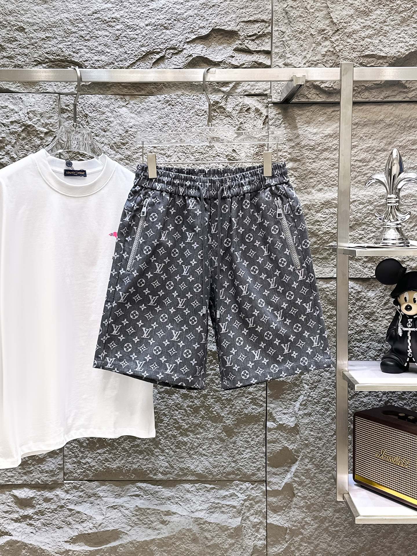NO:775006,LV three-standard complete 2026 summer new men's casual shorts, advanced custom-made breathable fabrics, extremely breathable, elastic and comfortable, impeccable details, top-grade accessories, original logo design concept, delicate and soft feel!  The upper body fit is awesome!  Sizes M-XXXL, please state your height and weight when ordering,,louis vuitton,shorts,19860909LV 三标齐全 2026夏季新款男士休闲短裤,高级定制面料透气面料 透气弹力舒适度极高,细节无可挑剔,顶级辅料配备,原版logo设计理念,手感细腻柔软！上身版型超赞！尺码M-XXXL下单报身高体重,,louis vuitton,shorts,,Men's clothing