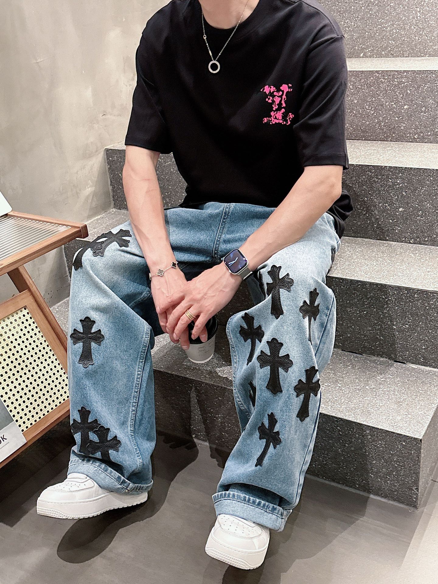    LV  三标齐全。 2025夏季新款最新品短袖T恤，专柜同步有售，原单狠货，时尚进口原版科技面料，
