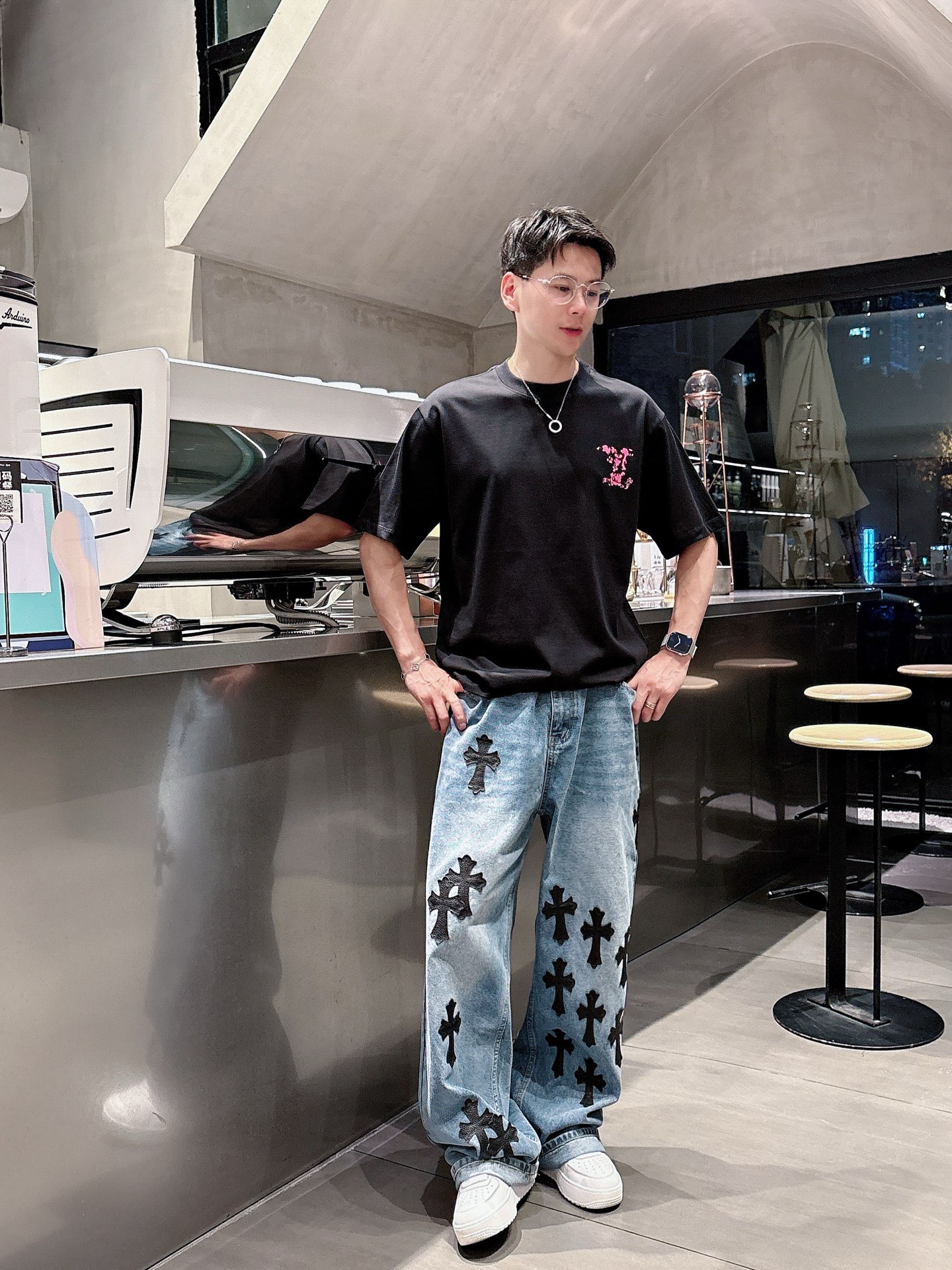    LV  三标齐全。 2025夏季新款最新品短袖T恤，专柜同步有售，原单狠货，时尚进口原版科技面料，