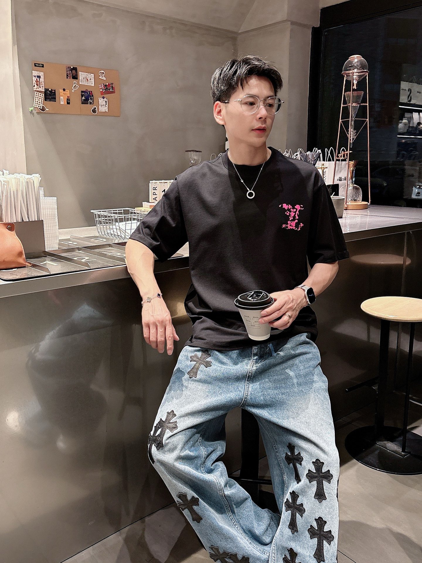    LV  三标齐全。 2025夏季新款最新品短袖T恤，专柜同步有售，原单狠货，时尚进口原版科技面料，