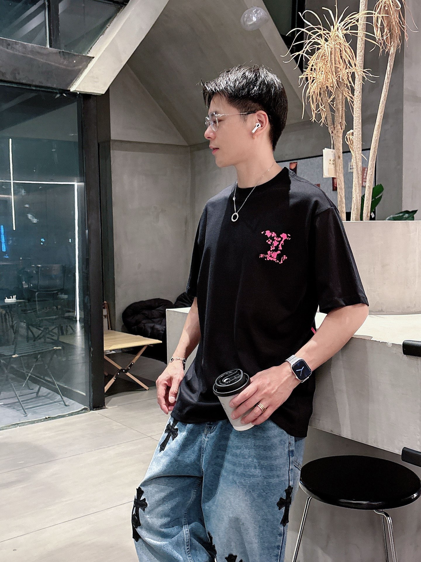   LV  三标齐全。 2025夏季新款最新品短袖T恤，专柜同步有售，原单狠货，时尚进口原版科技面料，