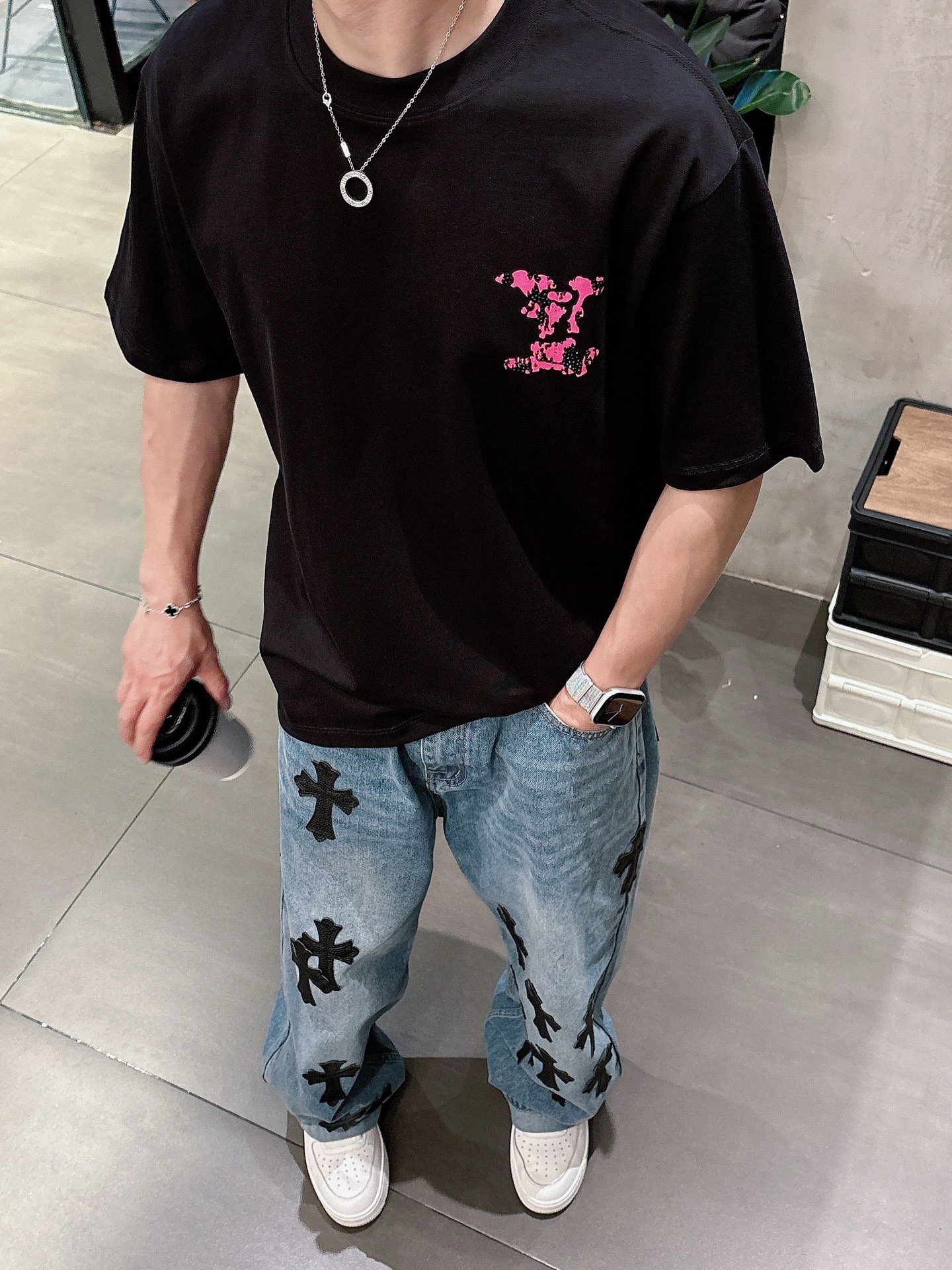    LV  三标齐全。 2025夏季新款最新品短袖T恤，专柜同步有售，原单狠货，时尚进口原版科技面料，