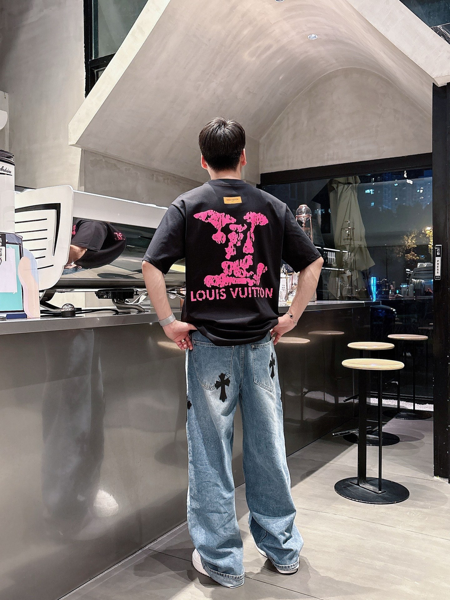    LV  三标齐全。 2025夏季新款最新品短袖T恤，专柜同步有售，原单狠货，时尚进口原版科技面料，