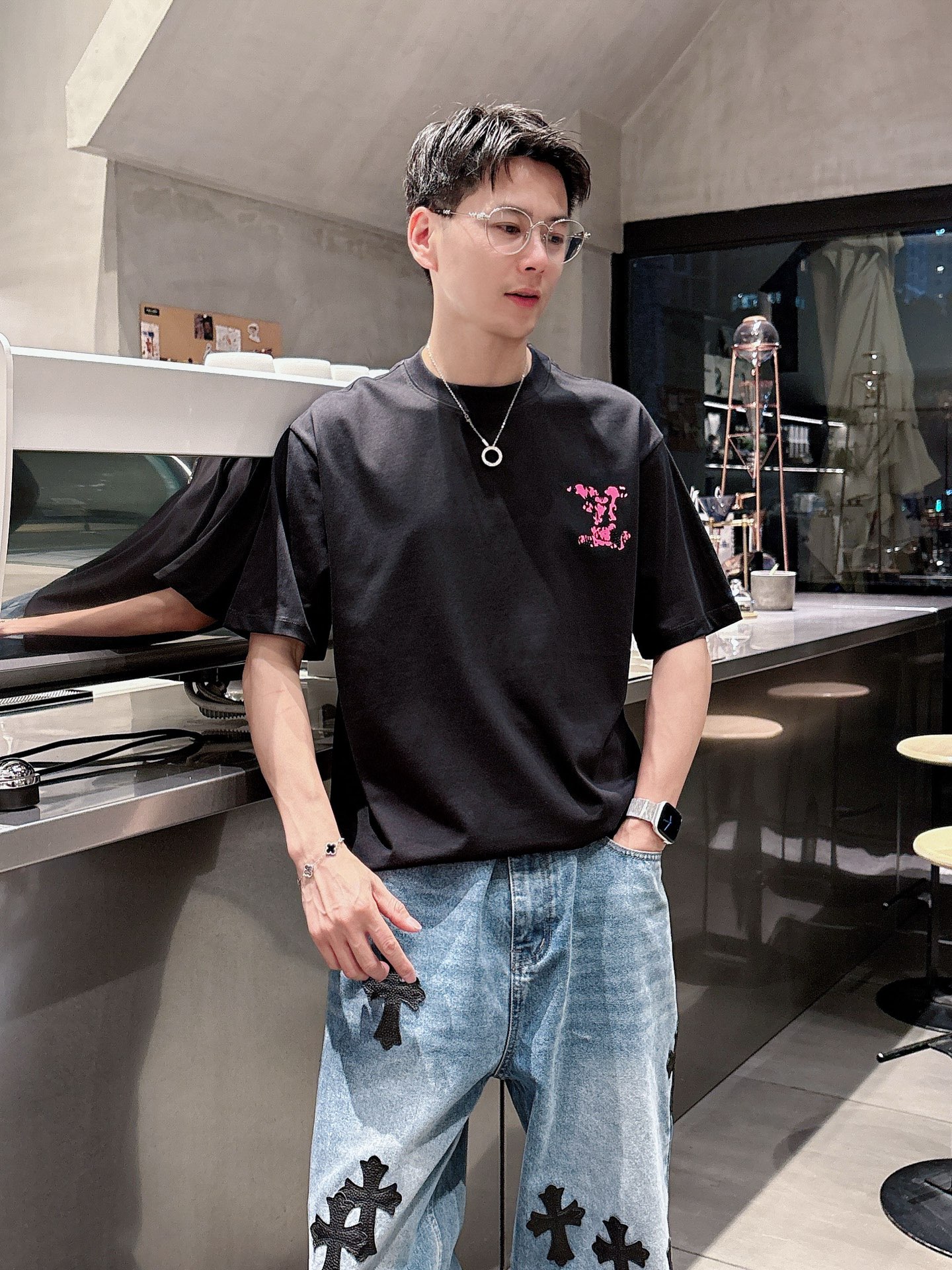    LV  三标齐全。 2025夏季新款最新品短袖T恤，专柜同步有售，原单狠货，时尚进口原版科技面料，