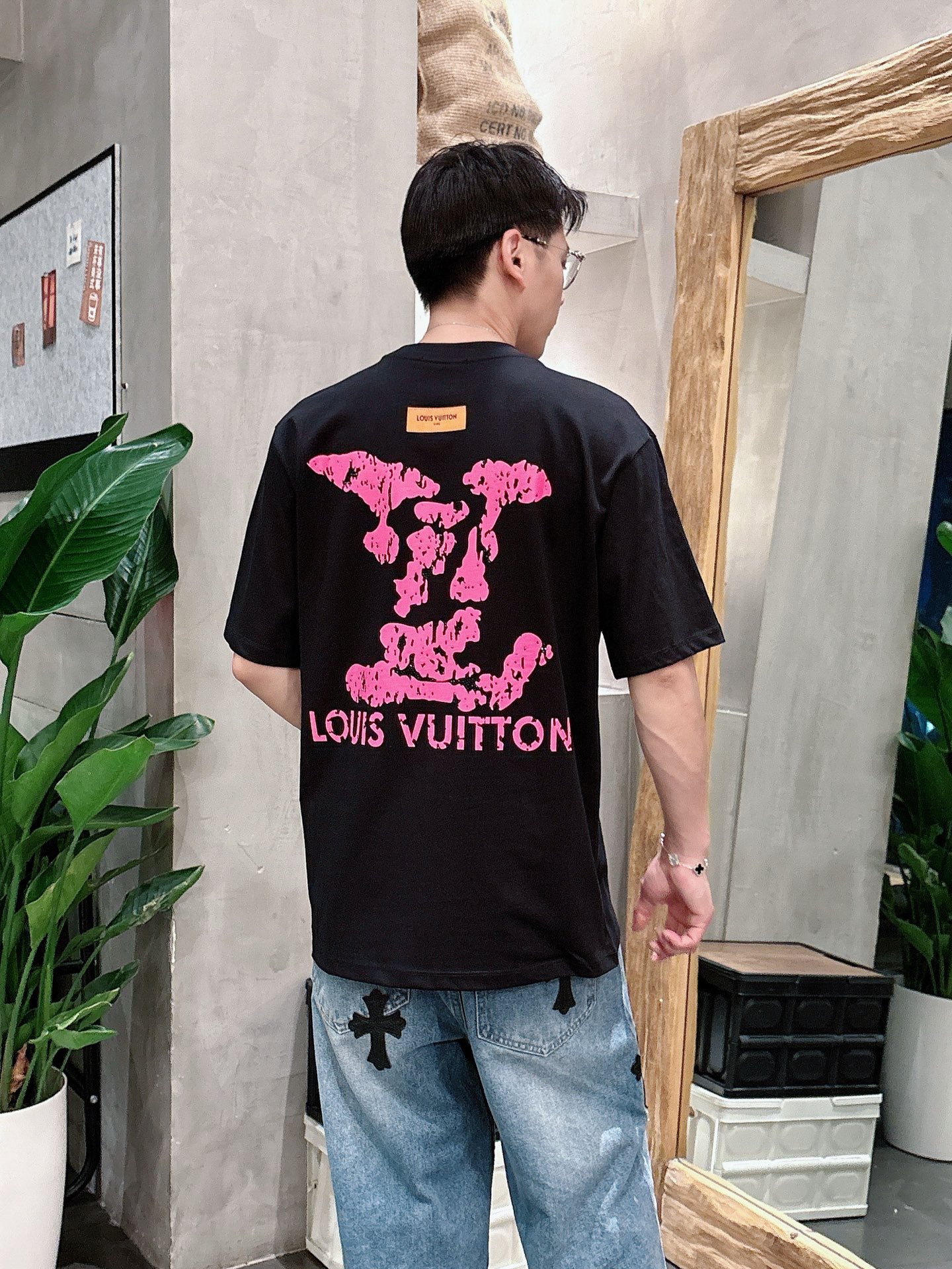    LV  三标齐全。 2025夏季新款最新品短袖T恤，专柜同步有售，原单狠货，时尚进口原版科技面料，