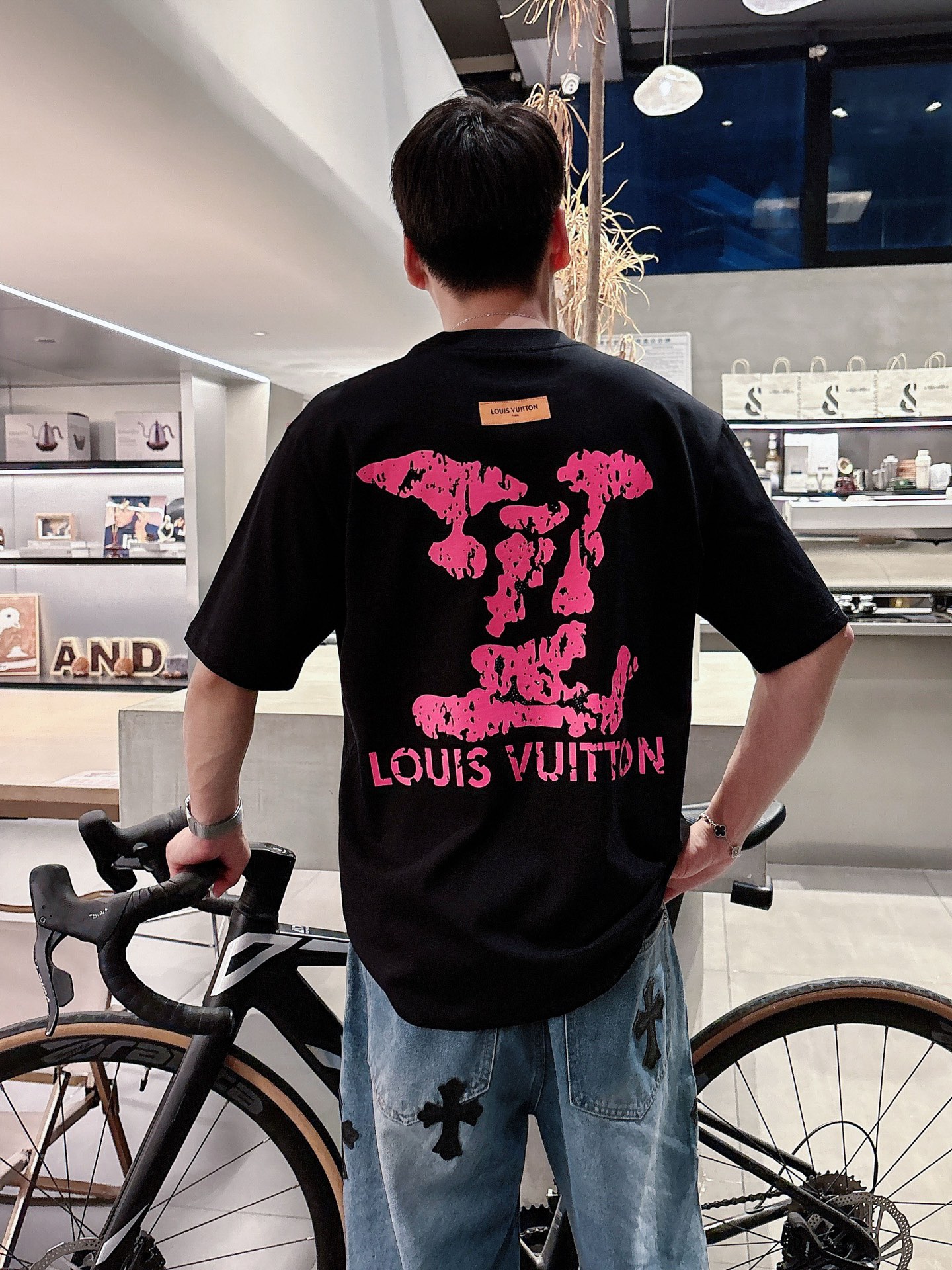    LV  三标齐全。 2025夏季新款最新品短袖T恤，专柜同步有售，原单狠货，时尚进口原版科技面料，
