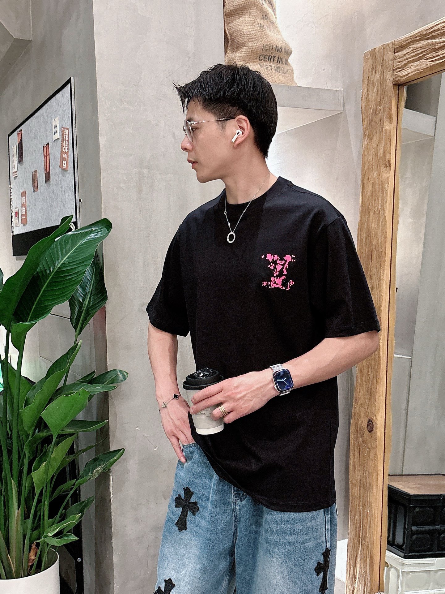    LV  三标齐全。 2025夏季新款最新品短袖T恤，专柜同步有售，原单狠货，时尚进口原版科技面料，