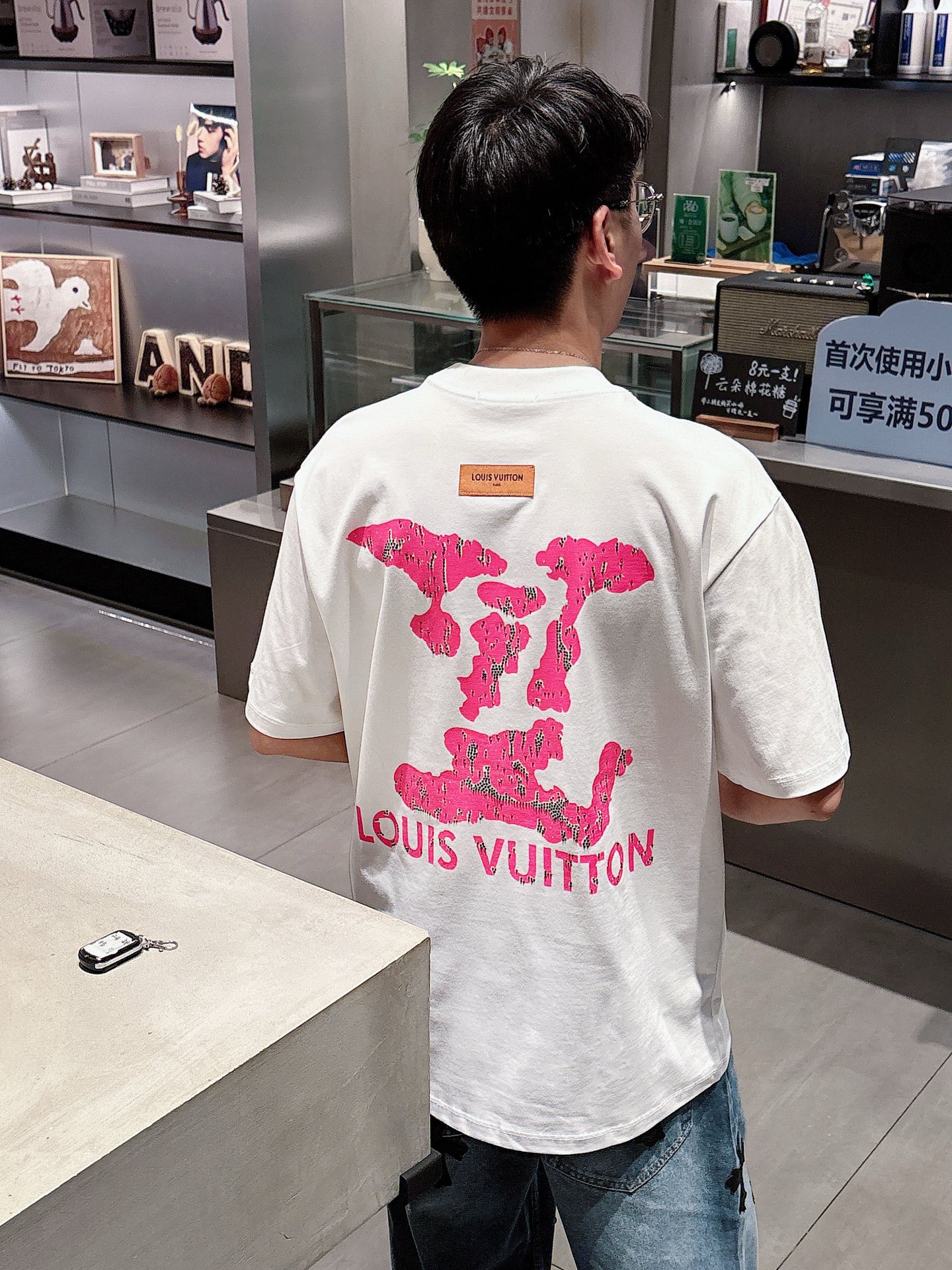    LV  三标齐全。 2025夏季新款最新品短袖T恤，专柜同步有售，原单狠货，时尚进口原版科技面料，