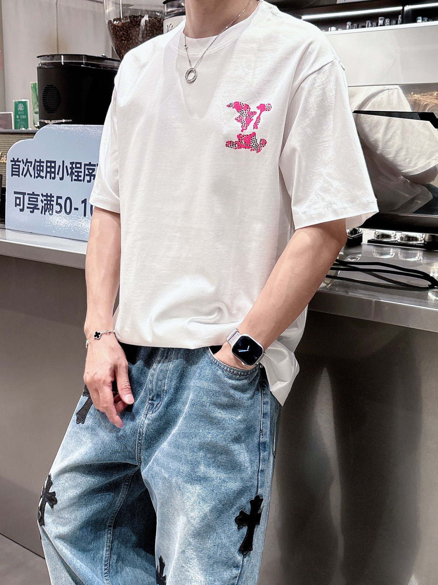    LV  三标齐全。 2025夏季新款最新品短袖T恤，专柜同步有售，原单狠货，时尚进口原版科技面料，