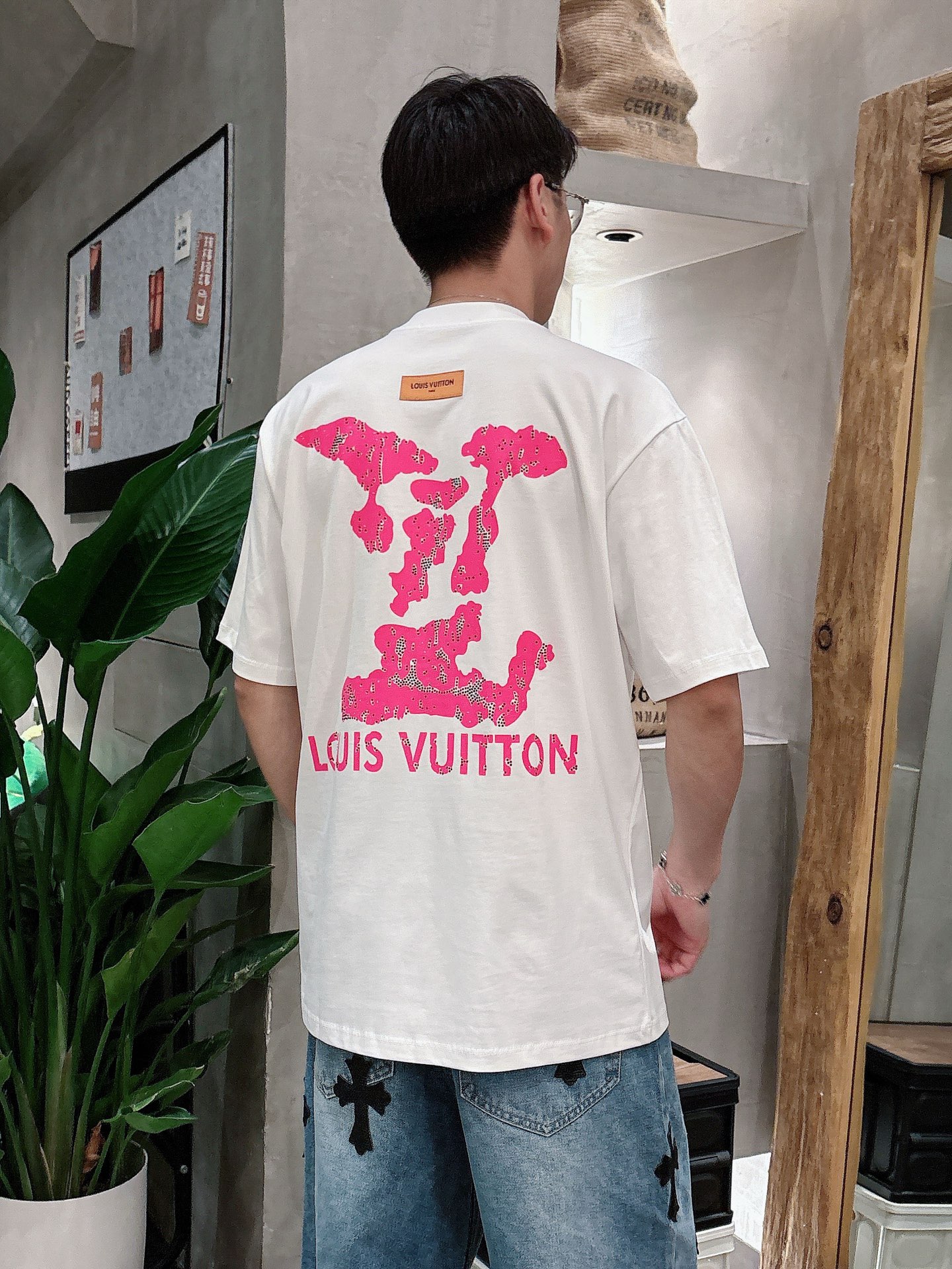    LV  三标齐全。 2025夏季新款最新品短袖T恤，专柜同步有售，原单狠货，时尚进口原版科技面料，
