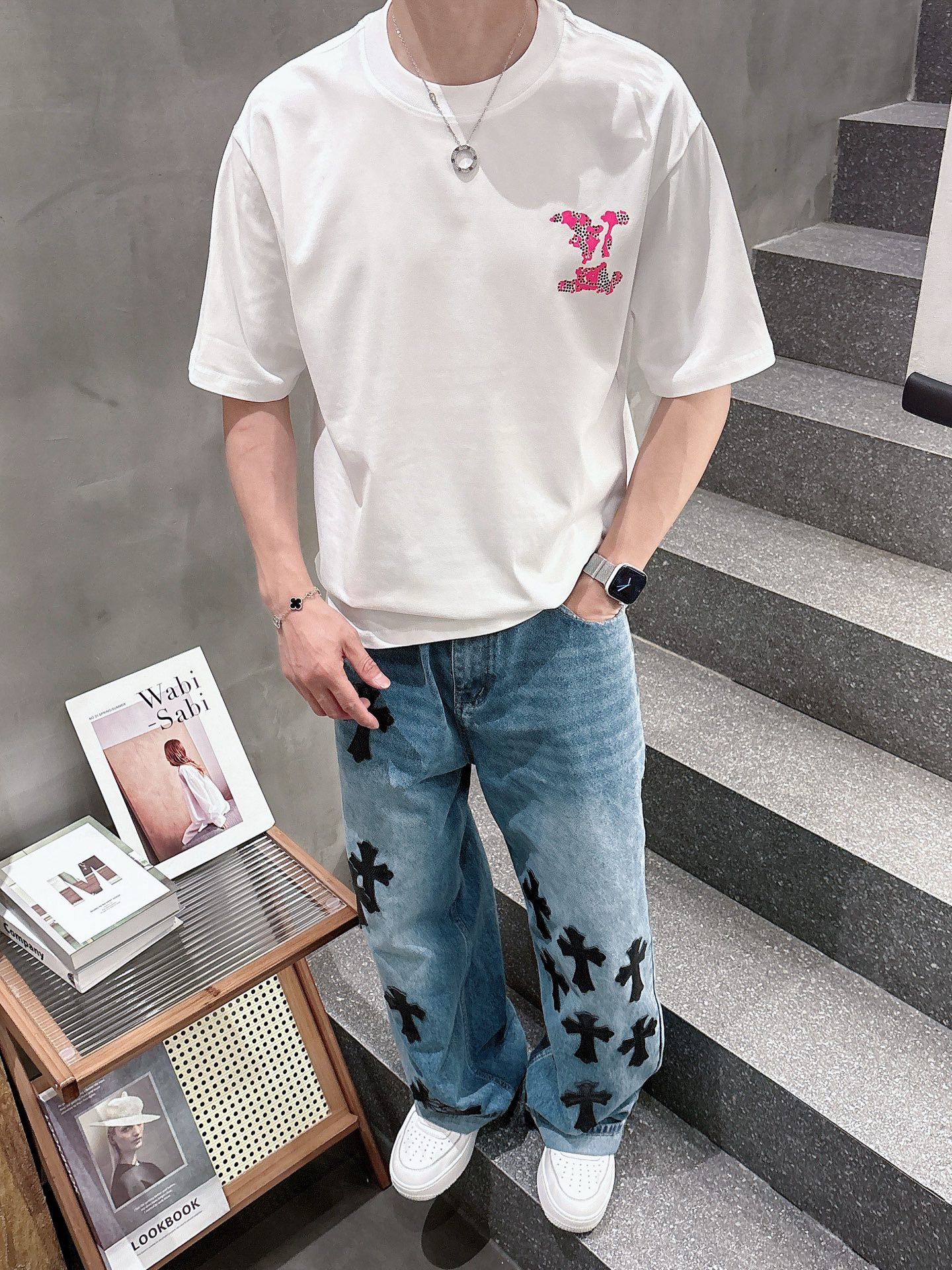    LV  三标齐全。 2025夏季新款最新品短袖T恤，专柜同步有售，原单狠货，时尚进口原版科技面料，