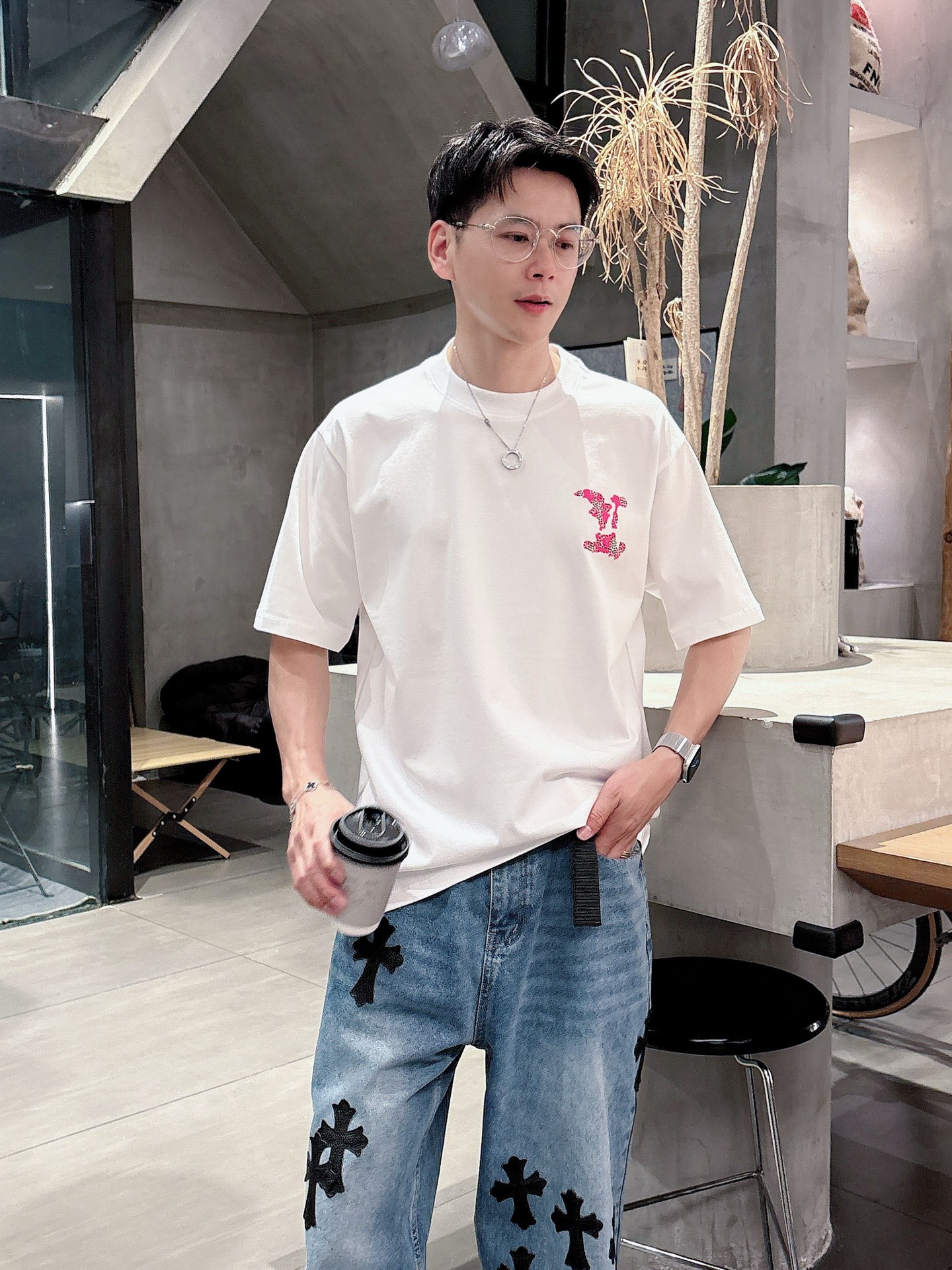    LV  三标齐全。 2025夏季新款最新品短袖T恤，专柜同步有售，原单狠货，时尚进口原版科技面料，